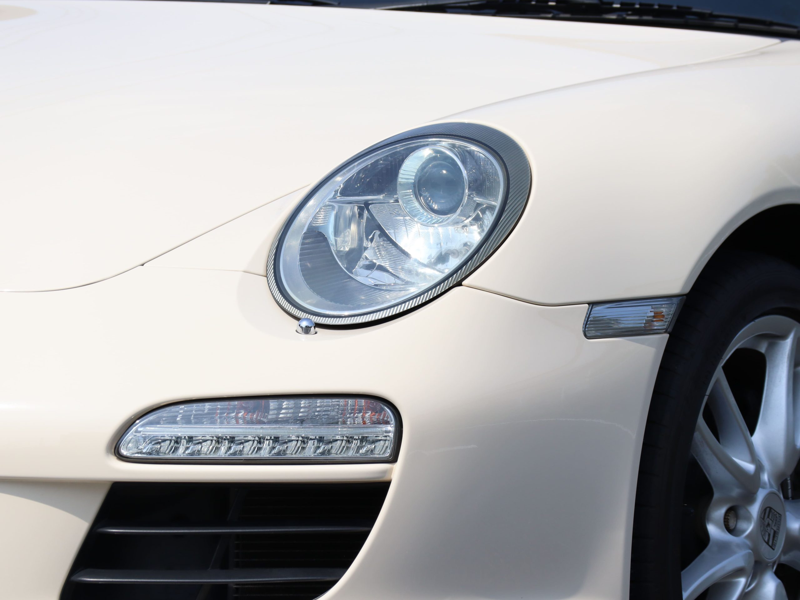 ポルシェ911カレラ(Type997.2）PDK<br>クリームホワイトカラー<br>スポーツクロノパッケージ<br>シートベンチレーション<br>シートヒーター<br>バイキセノンヘッドライト