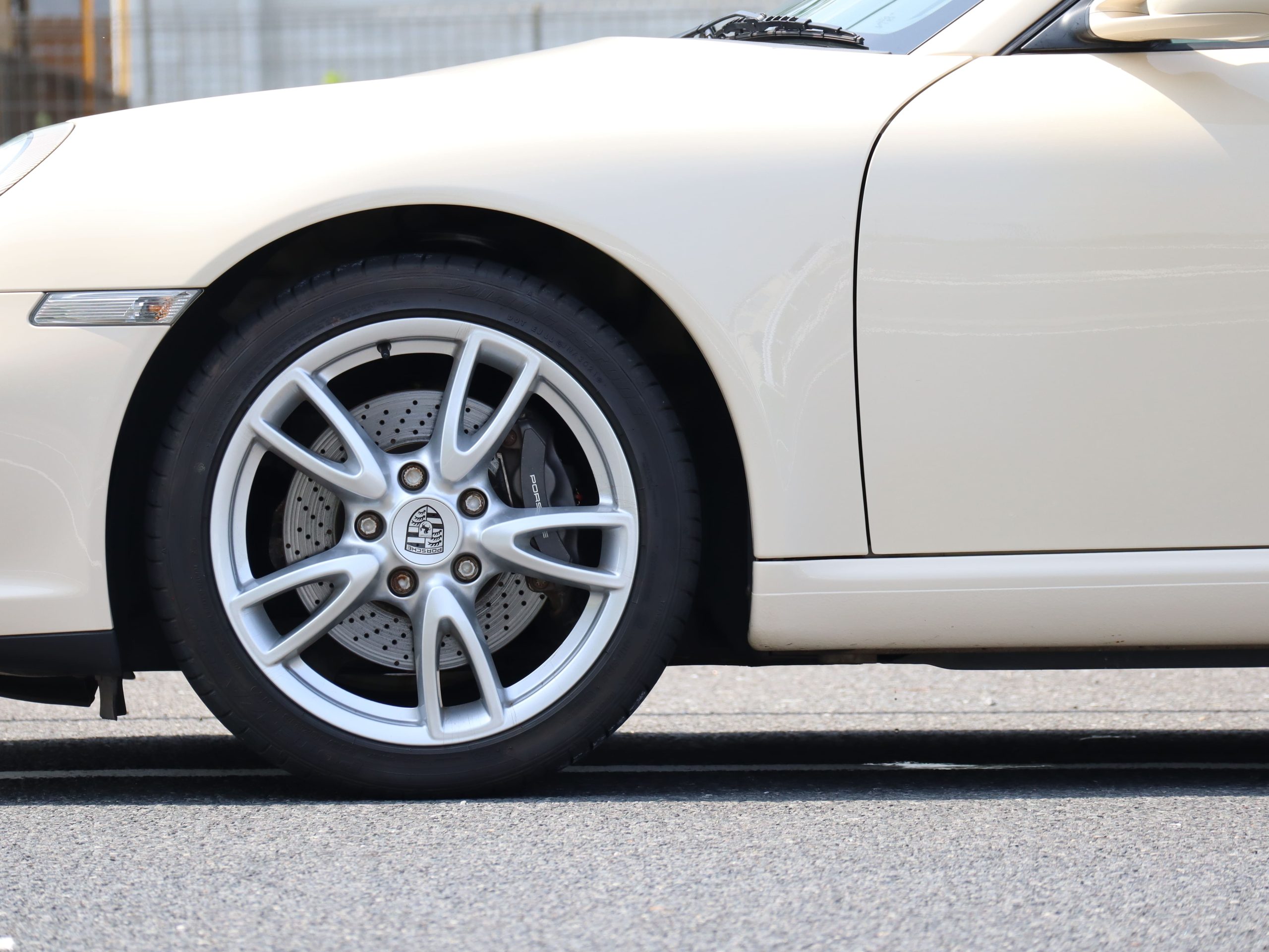ポルシェ911カレラ(Type997.2）PDK<br>クリームホワイトカラー<br>スポーツクロノパッケージ<br>シートベンチレーション<br>シートヒーター<br>バイキセノンヘッドライト
