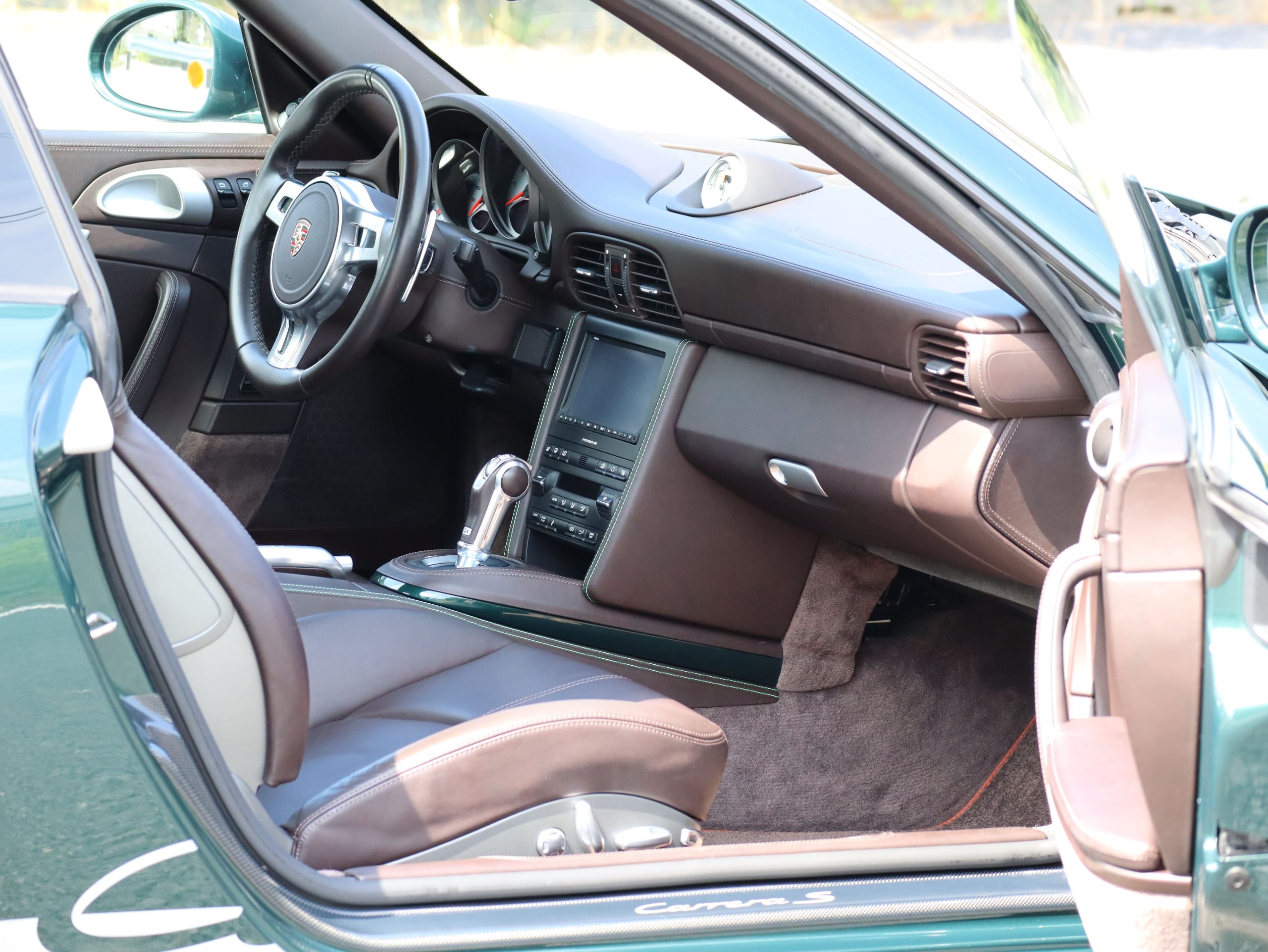 ポルシェ911カレラ(Type997.2）PDK<br>エクスクルーシブ<br>エクステンデットレザーインテリア<br>ココアスペシャルレザーインテリア<br>PCCB（セラミックコンポジットブレーキ）<br>スポーツエグゾーストシステム<br>スポーツクロノパッケージ