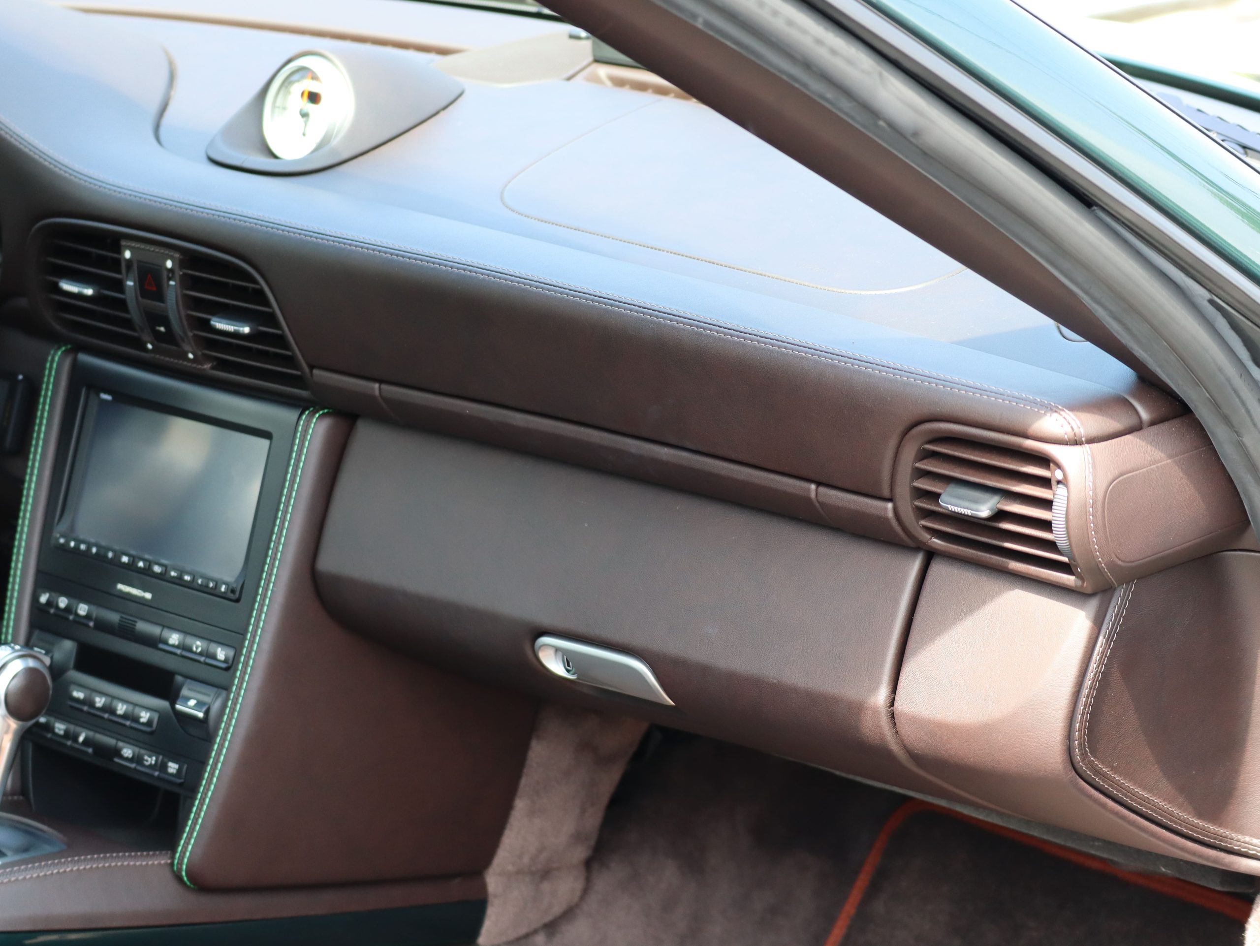 ポルシェ911カレラ(Type997.2）PDK<br>エクスクルーシブ<br>エクステンデットレザーインテリア<br>ココアスペシャルレザーインテリア<br>PCCB（セラミックコンポジットブレーキ）<br>スポーツエグゾーストシステム<br>スポーツクロノパッケージ