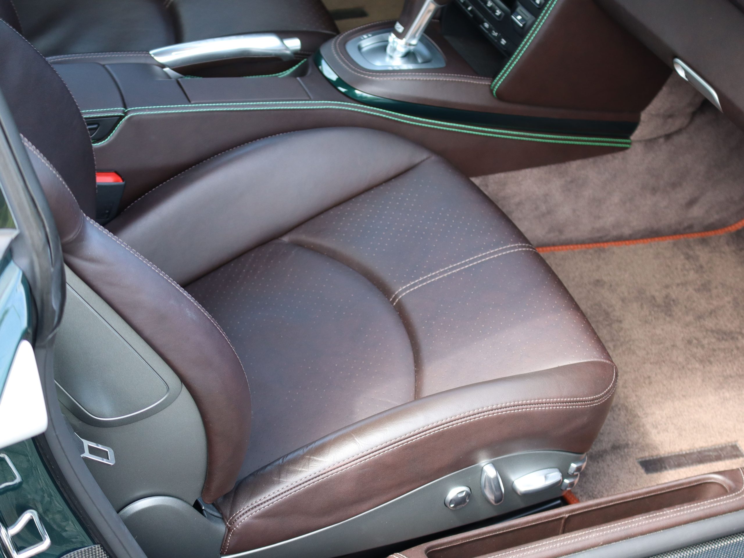 ポルシェ911カレラ(Type997.2）PDK<br>エクスクルーシブ<br>エクステンデットレザーインテリア<br>ココアスペシャルレザーインテリア<br>PCCB（セラミックコンポジットブレーキ）<br>スポーツエグゾーストシステム<br>スポーツクロノパッケージ