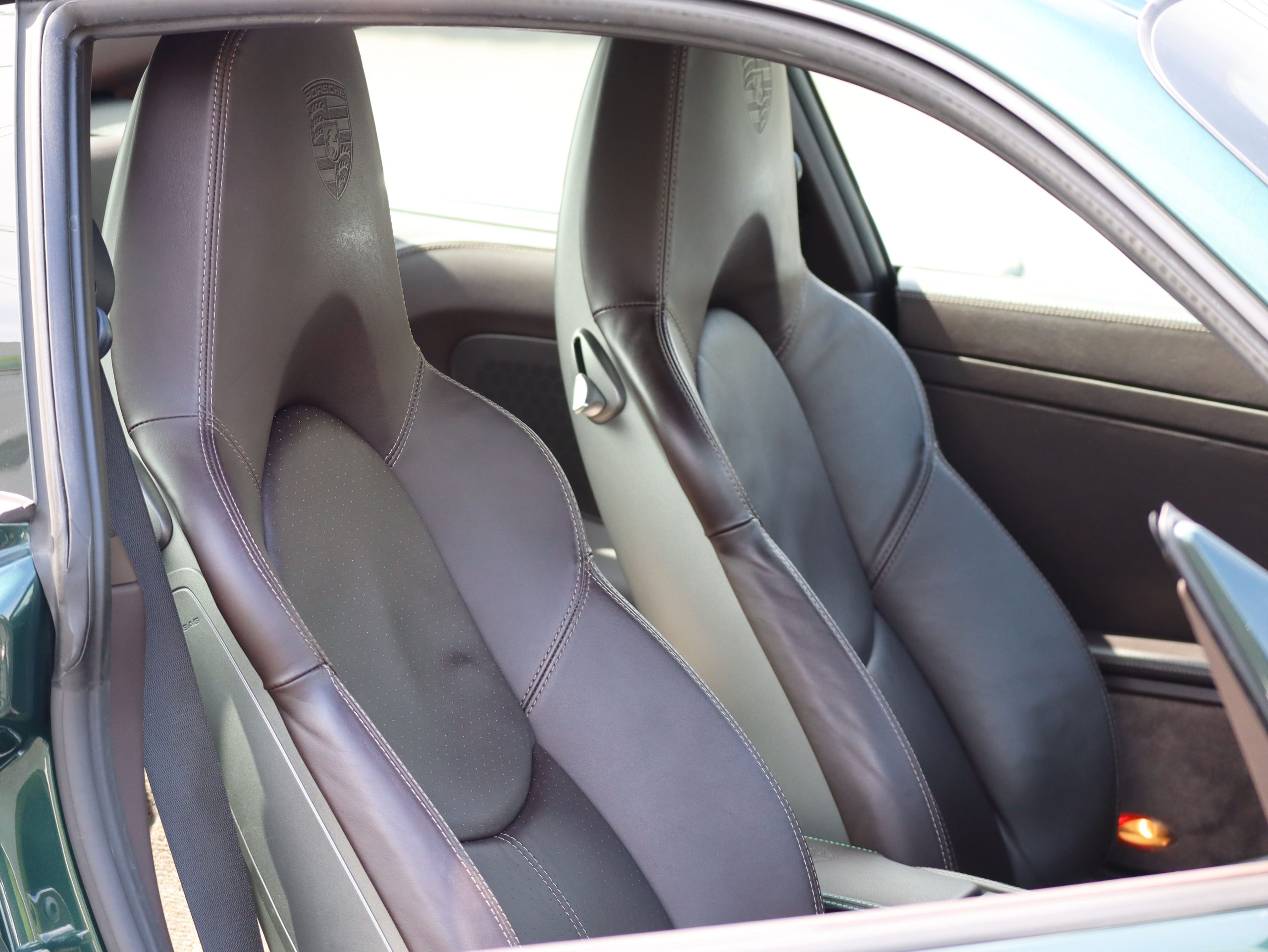 ポルシェ911カレラ(Type997.2）PDK<br>エクスクルーシブ<br>エクステンデットレザーインテリア<br>ココアスペシャルレザーインテリア<br>PCCB（セラミックコンポジットブレーキ）<br>スポーツエグゾーストシステム<br>スポーツクロノパッケージ