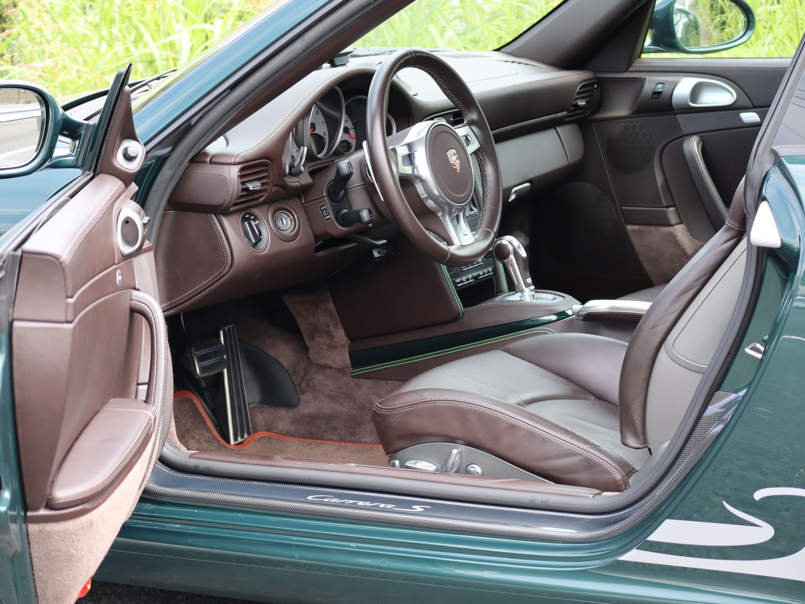 ポルシェ911カレラ(Type997.2）PDK<br>エクスクルーシブ<br>エクステンデットレザーインテリア<br>ココアスペシャルレザーインテリア<br>PCCB（セラミックコンポジットブレーキ）<br>スポーツエグゾーストシステム<br>スポーツクロノパッケージ