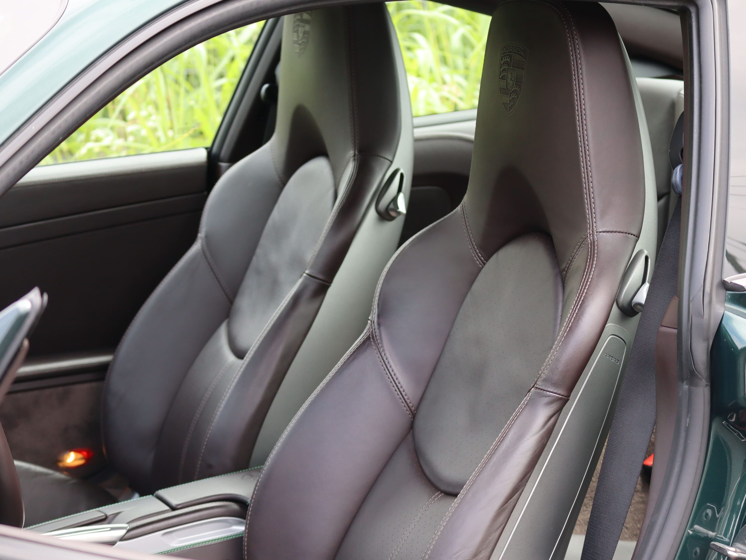 ポルシェ911カレラ(Type997.2）PDK<br>エクスクルーシブ<br>エクステンデットレザーインテリア<br>ココアスペシャルレザーインテリア<br>PCCB（セラミックコンポジットブレーキ）<br>スポーツエグゾーストシステム<br>スポーツクロノパッケージ