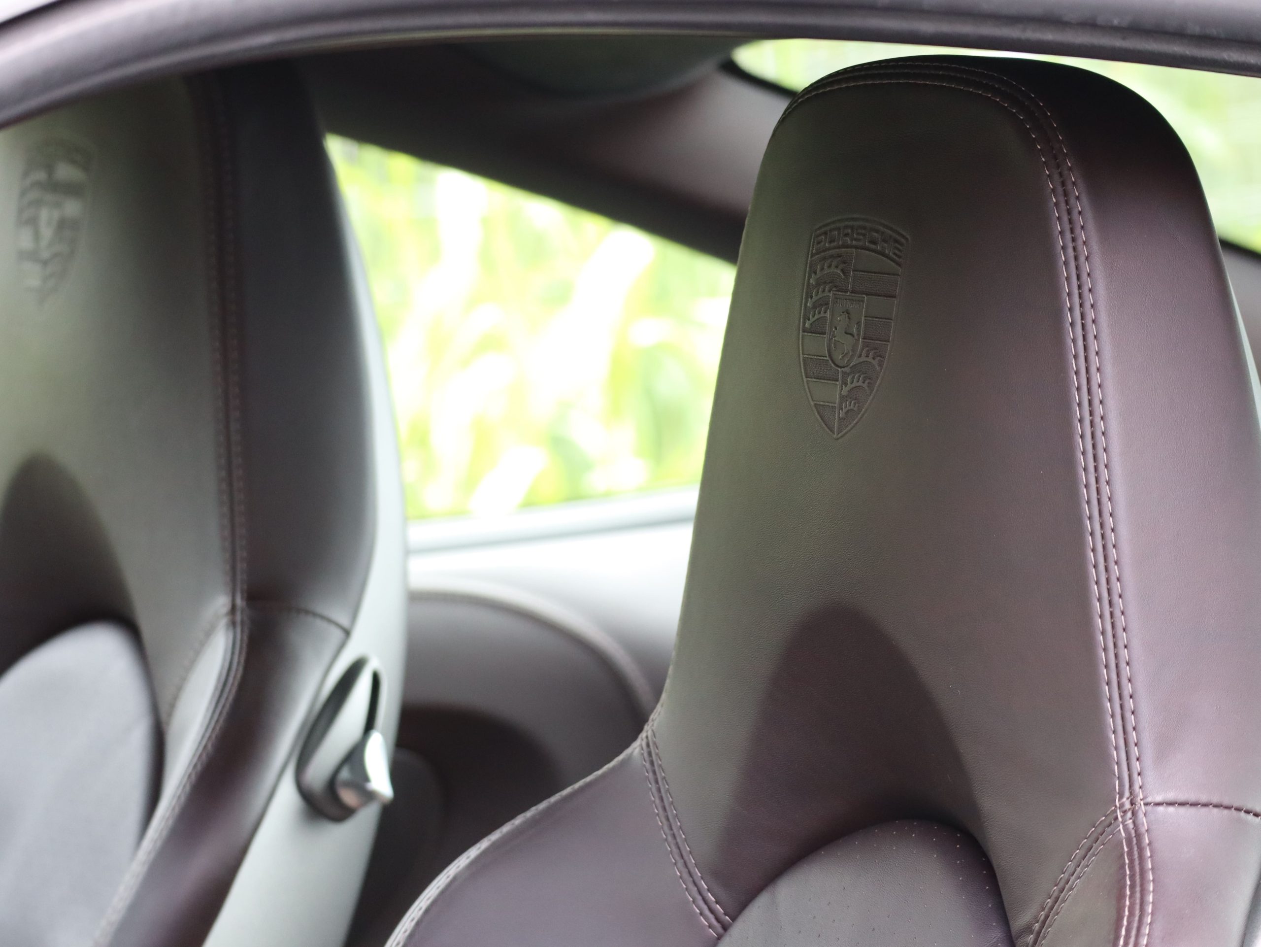 ポルシェ911カレラ(Type997.2）PDK<br>エクスクルーシブ<br>エクステンデットレザーインテリア<br>ココアスペシャルレザーインテリア<br>PCCB（セラミックコンポジットブレーキ）<br>スポーツエグゾーストシステム<br>スポーツクロノパッケージ