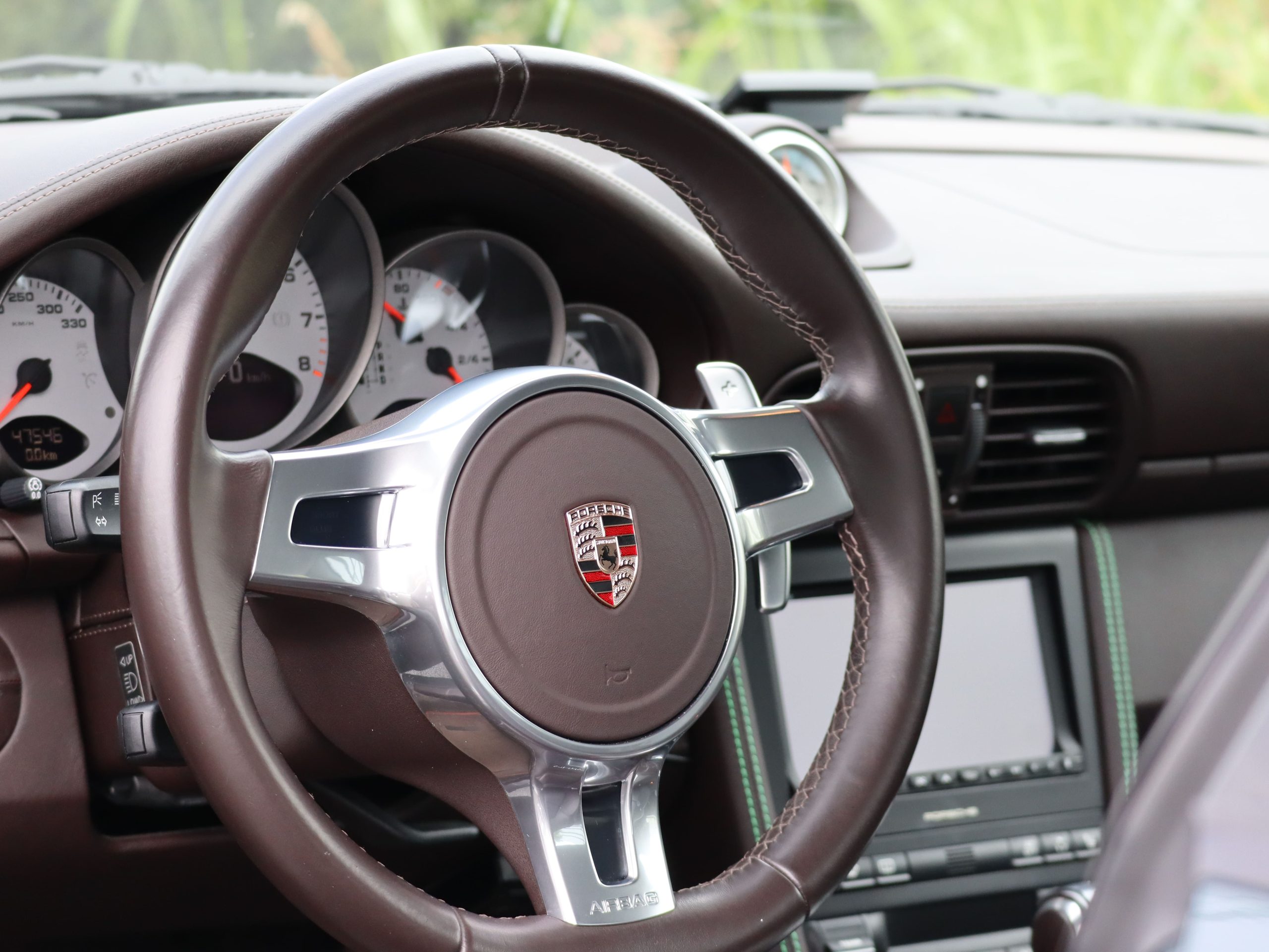 ポルシェ911カレラ(Type997.2）PDK<br>エクスクルーシブ<br>エクステンデットレザーインテリア<br>ココアスペシャルレザーインテリア<br>PCCB（セラミックコンポジットブレーキ）<br>スポーツエグゾーストシステム<br>スポーツクロノパッケージ