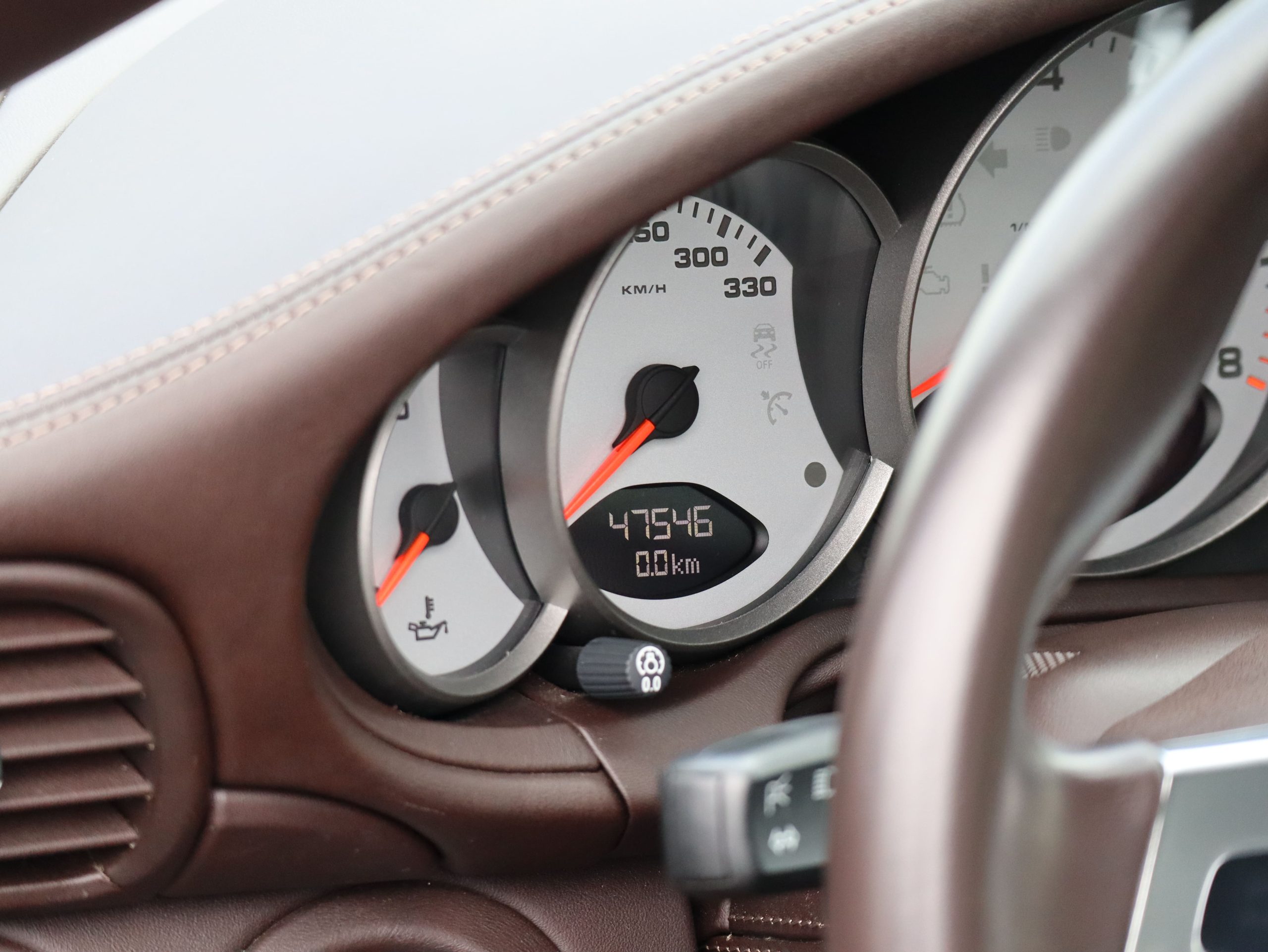 ポルシェ911カレラ(Type997.2）PDK<br>エクスクルーシブ<br>エクステンデットレザーインテリア<br>ココアスペシャルレザーインテリア<br>PCCB（セラミックコンポジットブレーキ）<br>スポーツエグゾーストシステム<br>スポーツクロノパッケージ