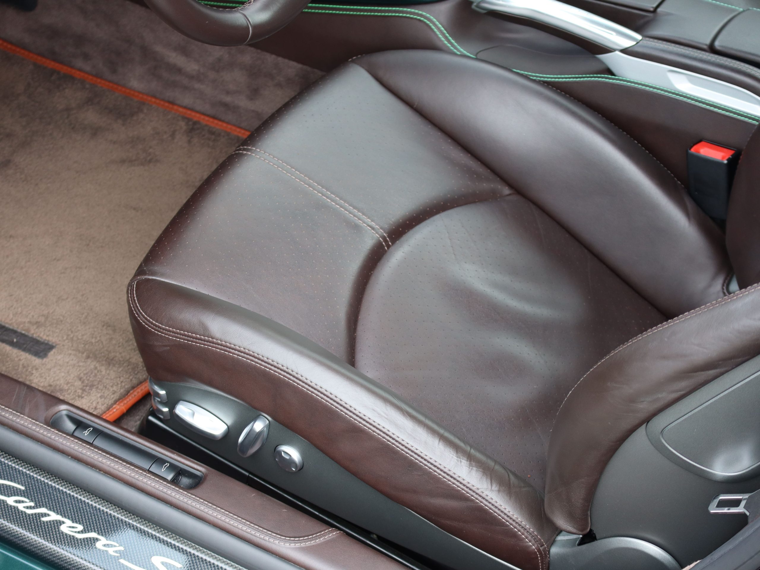 ポルシェ911カレラ(Type997.2）PDK<br>エクスクルーシブ<br>エクステンデットレザーインテリア<br>ココアスペシャルレザーインテリア<br>PCCB（セラミックコンポジットブレーキ）<br>スポーツエグゾーストシステム<br>スポーツクロノパッケージ