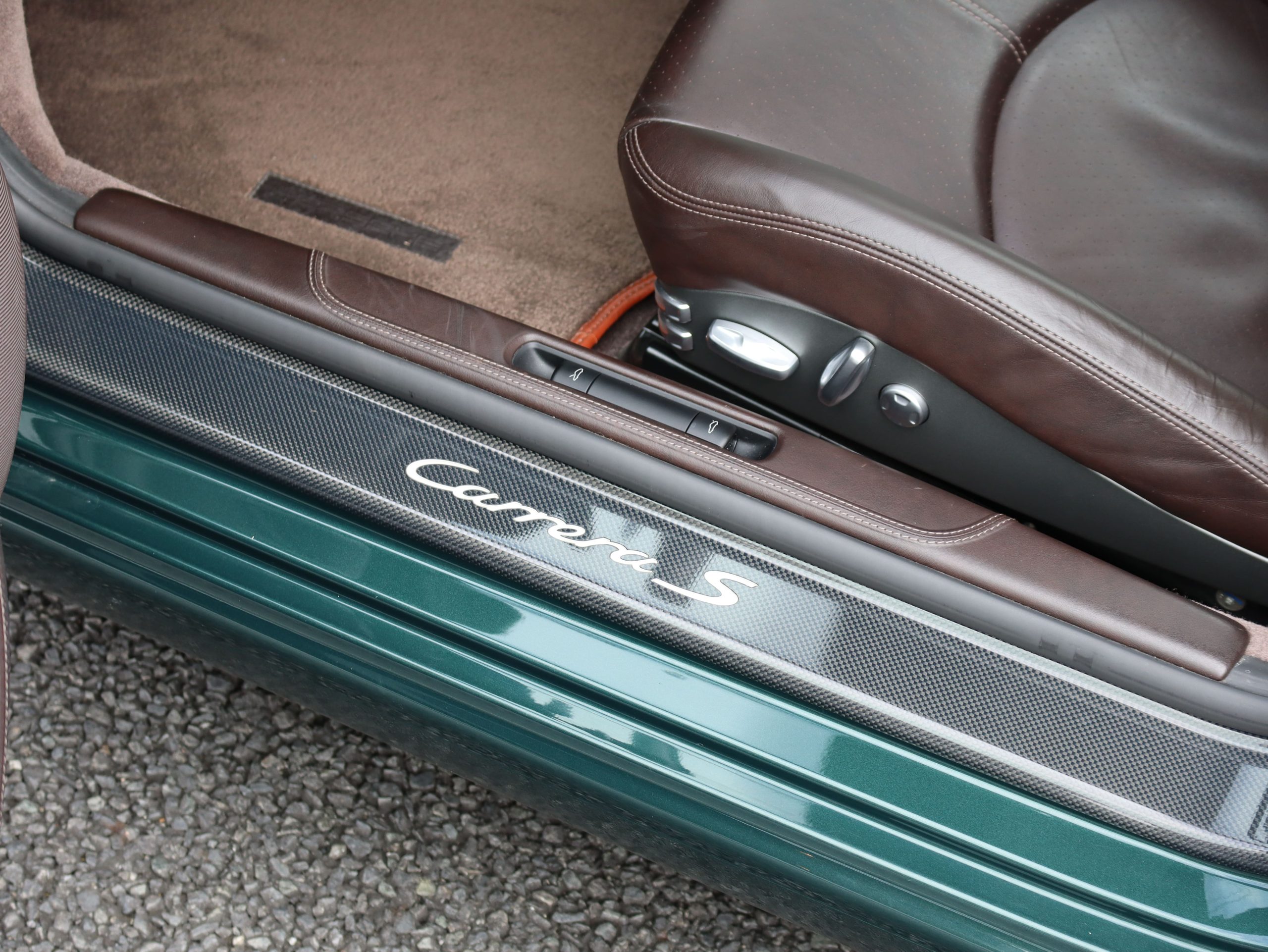 ポルシェ911カレラ(Type997.2）PDK<br>エクスクルーシブ<br>エクステンデットレザーインテリア<br>ココアスペシャルレザーインテリア<br>PCCB（セラミックコンポジットブレーキ）<br>スポーツエグゾーストシステム<br>スポーツクロノパッケージ