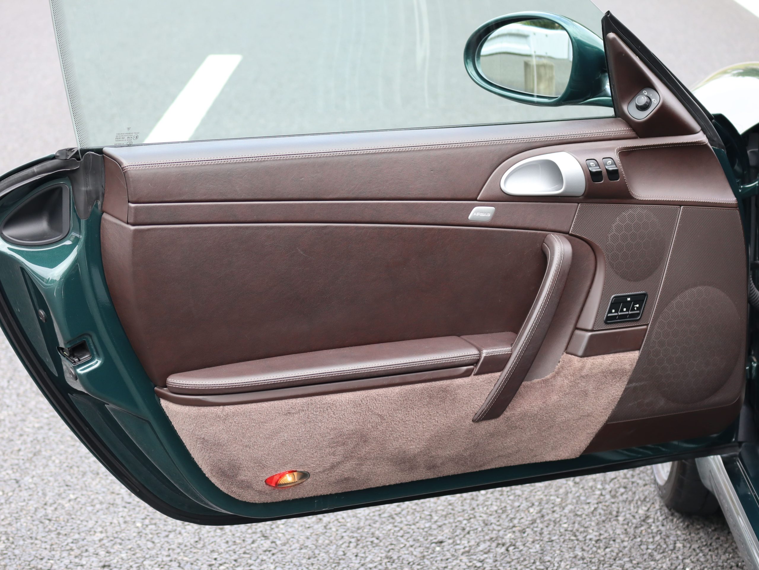 ポルシェ911カレラ(Type997.2）PDK<br>エクスクルーシブ<br>エクステンデットレザーインテリア<br>ココアスペシャルレザーインテリア<br>PCCB（セラミックコンポジットブレーキ）<br>スポーツエグゾーストシステム<br>スポーツクロノパッケージ