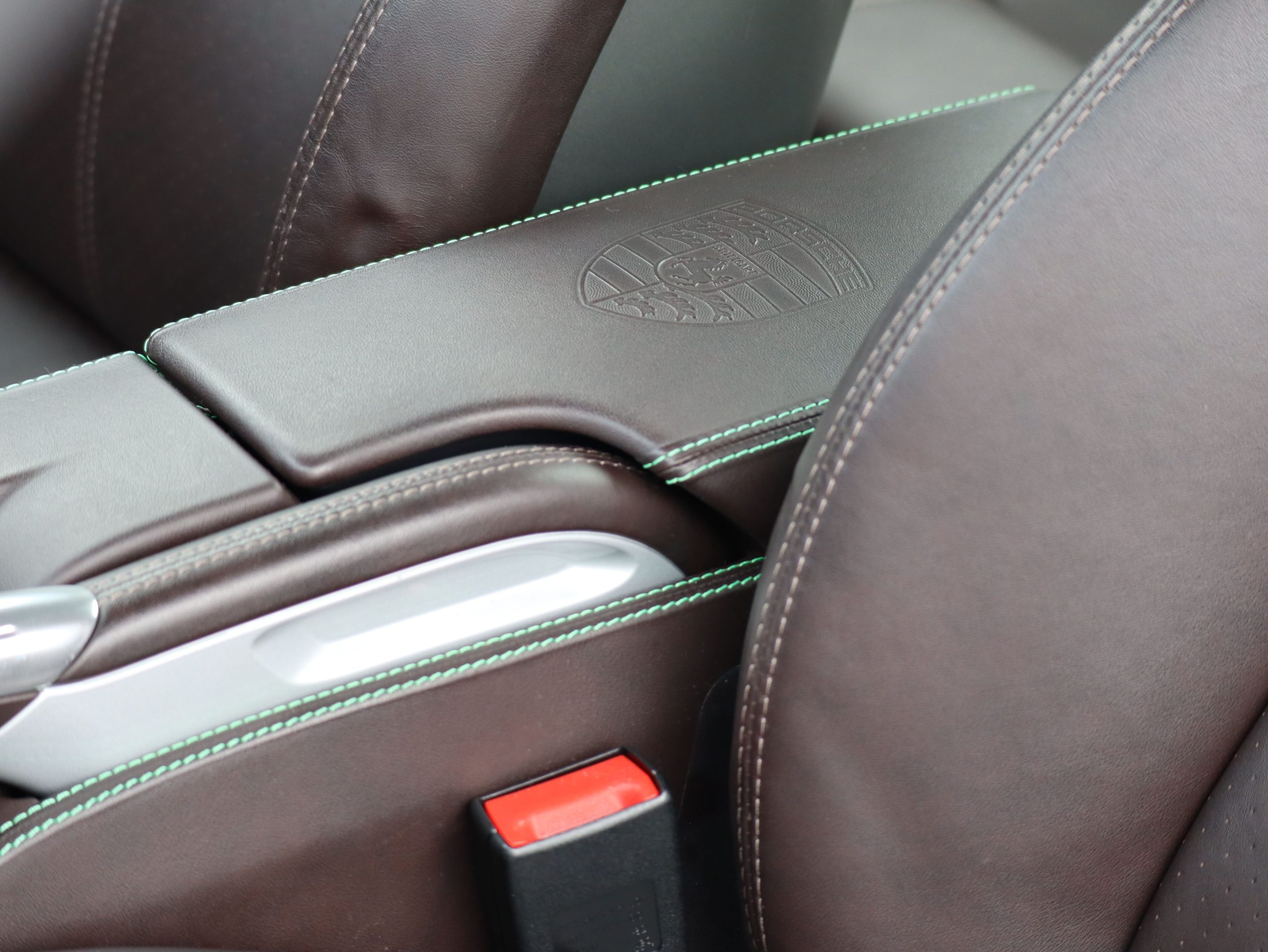 ポルシェ911カレラ(Type997.2）PDK<br>エクスクルーシブ<br>エクステンデットレザーインテリア<br>ココアスペシャルレザーインテリア<br>PCCB（セラミックコンポジットブレーキ）<br>スポーツエグゾーストシステム<br>スポーツクロノパッケージ