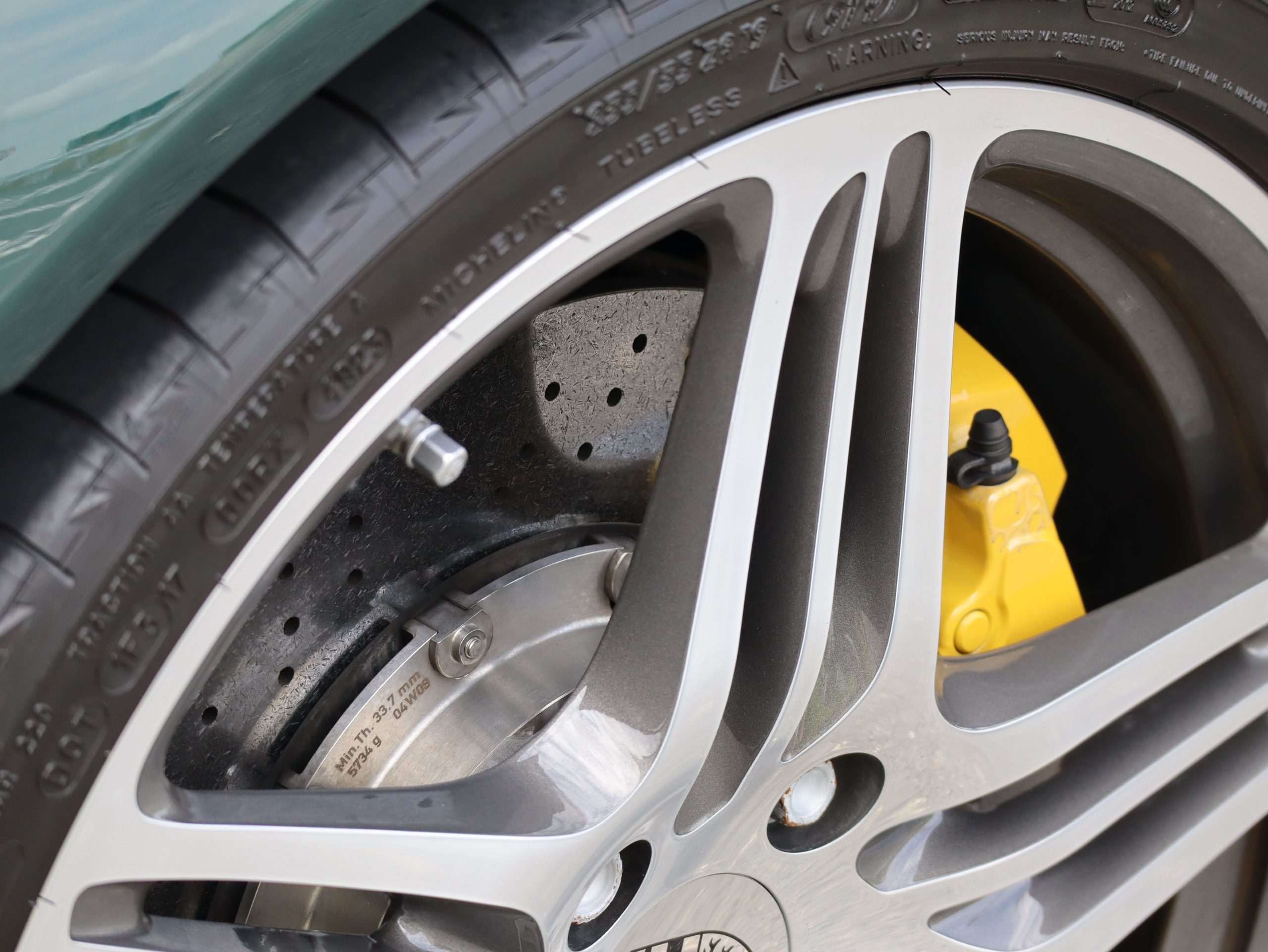 ポルシェ911カレラ(Type997.2）PDK<br>エクスクルーシブ<br>エクステンデットレザーインテリア<br>ココアスペシャルレザーインテリア<br>PCCB（セラミックコンポジットブレーキ）<br>スポーツエグゾーストシステム<br>スポーツクロノパッケージ