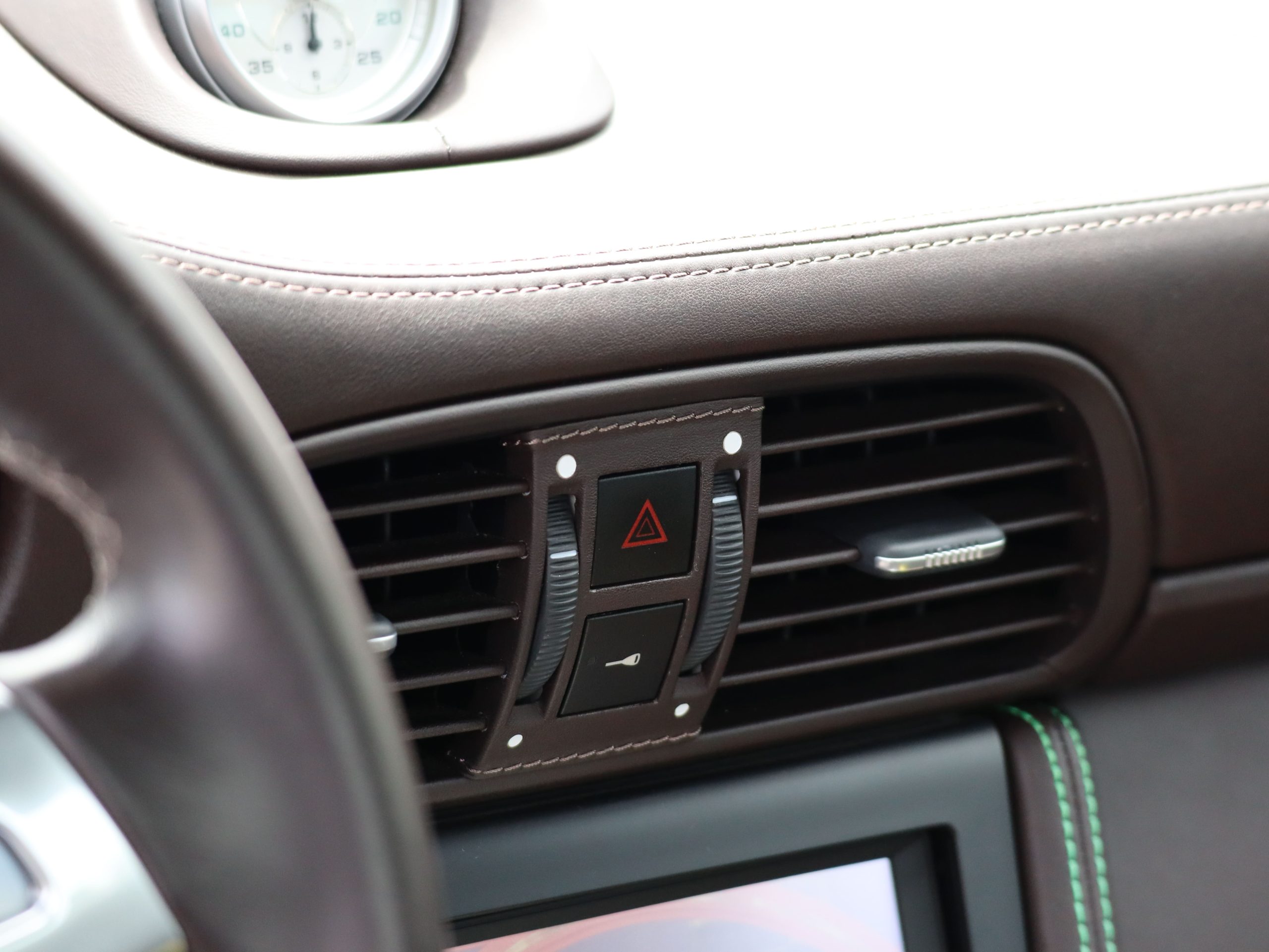 ポルシェ911カレラ(Type997.2）PDK<br>エクスクルーシブ<br>エクステンデットレザーインテリア<br>ココアスペシャルレザーインテリア<br>PCCB（セラミックコンポジットブレーキ）<br>スポーツエグゾーストシステム<br>スポーツクロノパッケージ