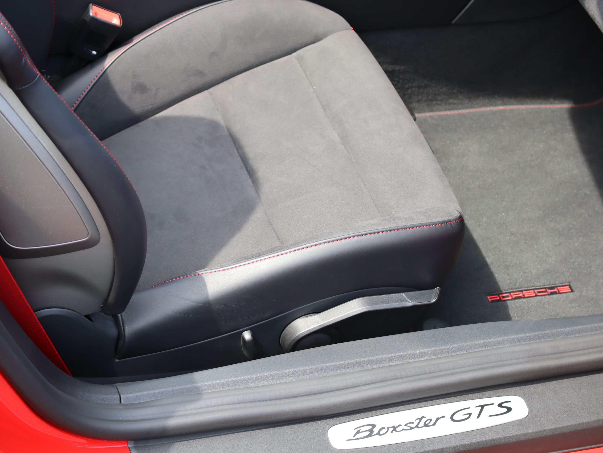 ポルシェ718ボクスターGTS4.0（Type982）PDK<br>スポーツクロノパッケージ<br>スポーツエグゾーストシステム<br>GTSインテリアパッケージ<br>PDLS+含むLEDヘッドライト<br>ハイグロス塗装仕上げキャリパー