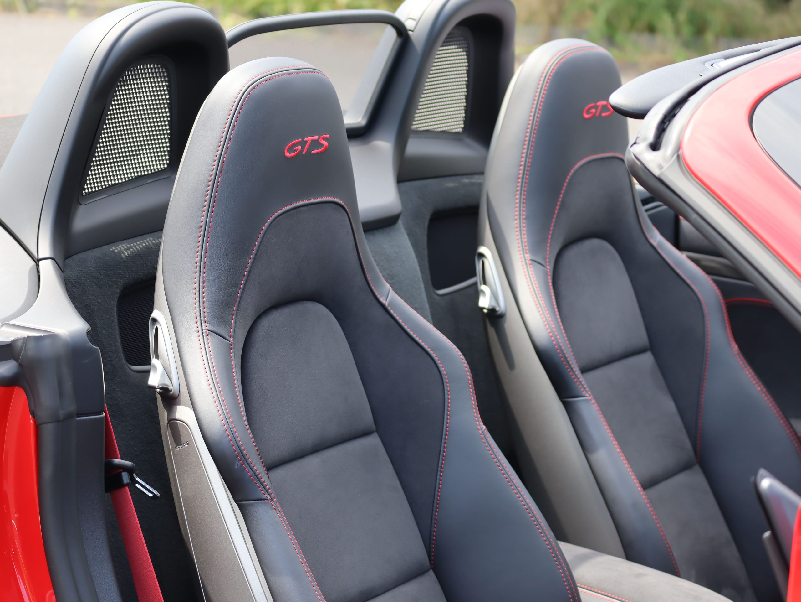 ポルシェ718ボクスターGTS4.0（Type982）PDK<br>スポーツクロノパッケージ<br>スポーツエグゾーストシステム<br>GTSインテリアパッケージ<br>PDLS+含むLEDヘッドライト<br>ハイグロス塗装仕上げキャリパー