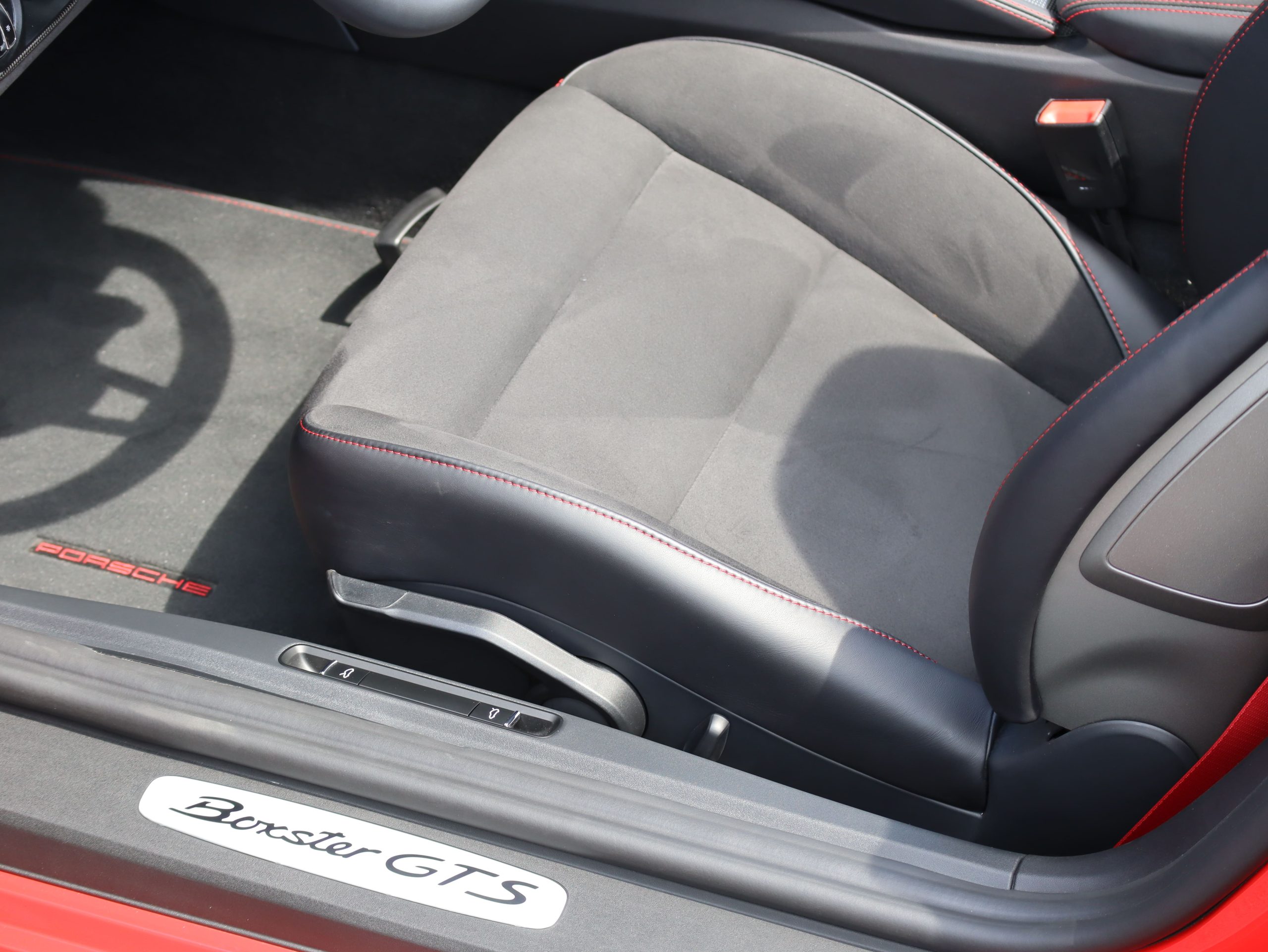 ポルシェ718ボクスターGTS4.0（Type982）PDK<br>スポーツクロノパッケージ<br>スポーツエグゾーストシステム<br>GTSインテリアパッケージ<br>PDLS+含むLEDヘッドライト<br>ハイグロス塗装仕上げキャリパー