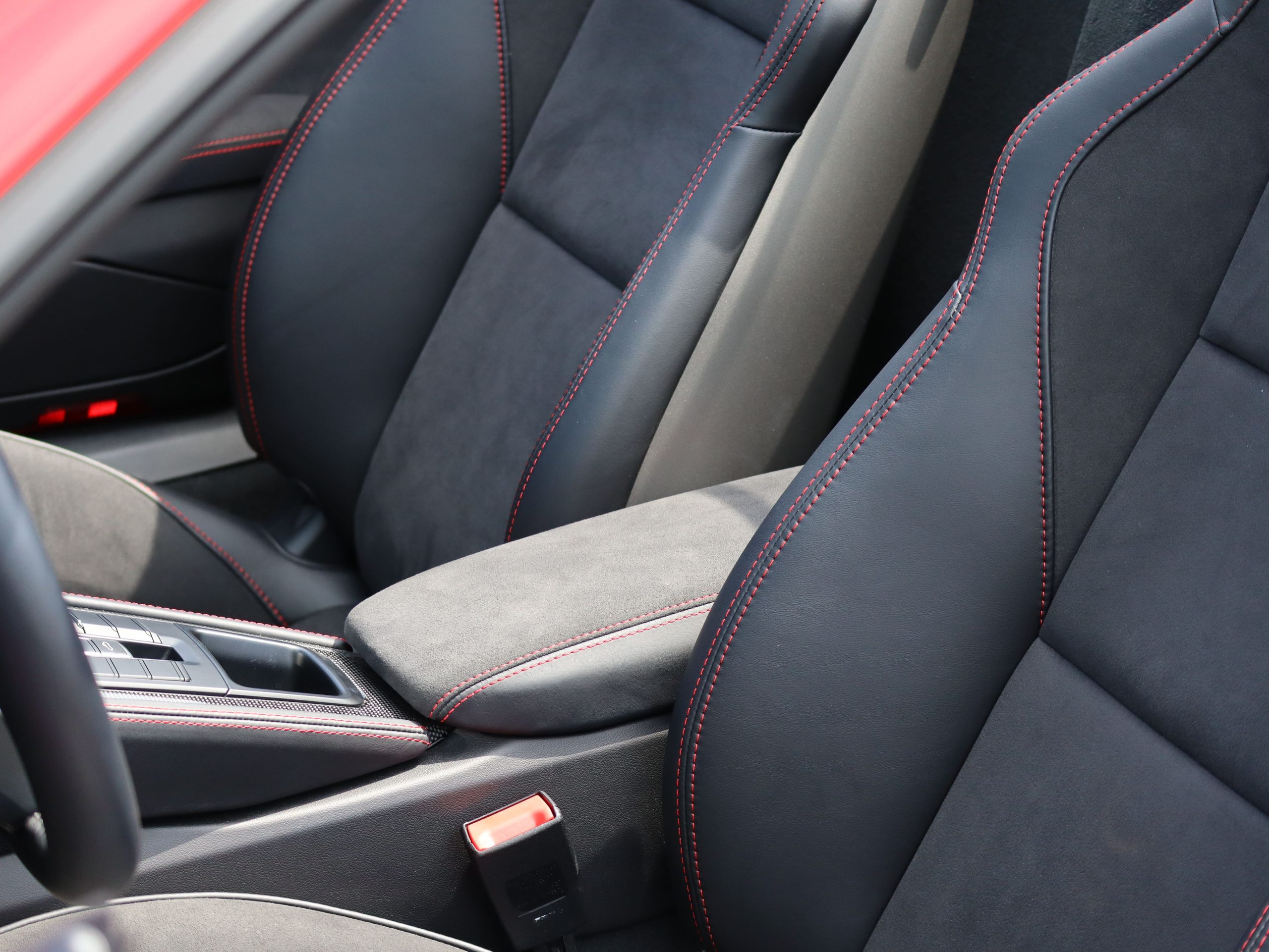 ポルシェ718ボクスターGTS4.0（Type982）PDK<br>スポーツクロノパッケージ<br>スポーツエグゾーストシステム<br>GTSインテリアパッケージ<br>PDLS+含むLEDヘッドライト<br>ハイグロス塗装仕上げキャリパー