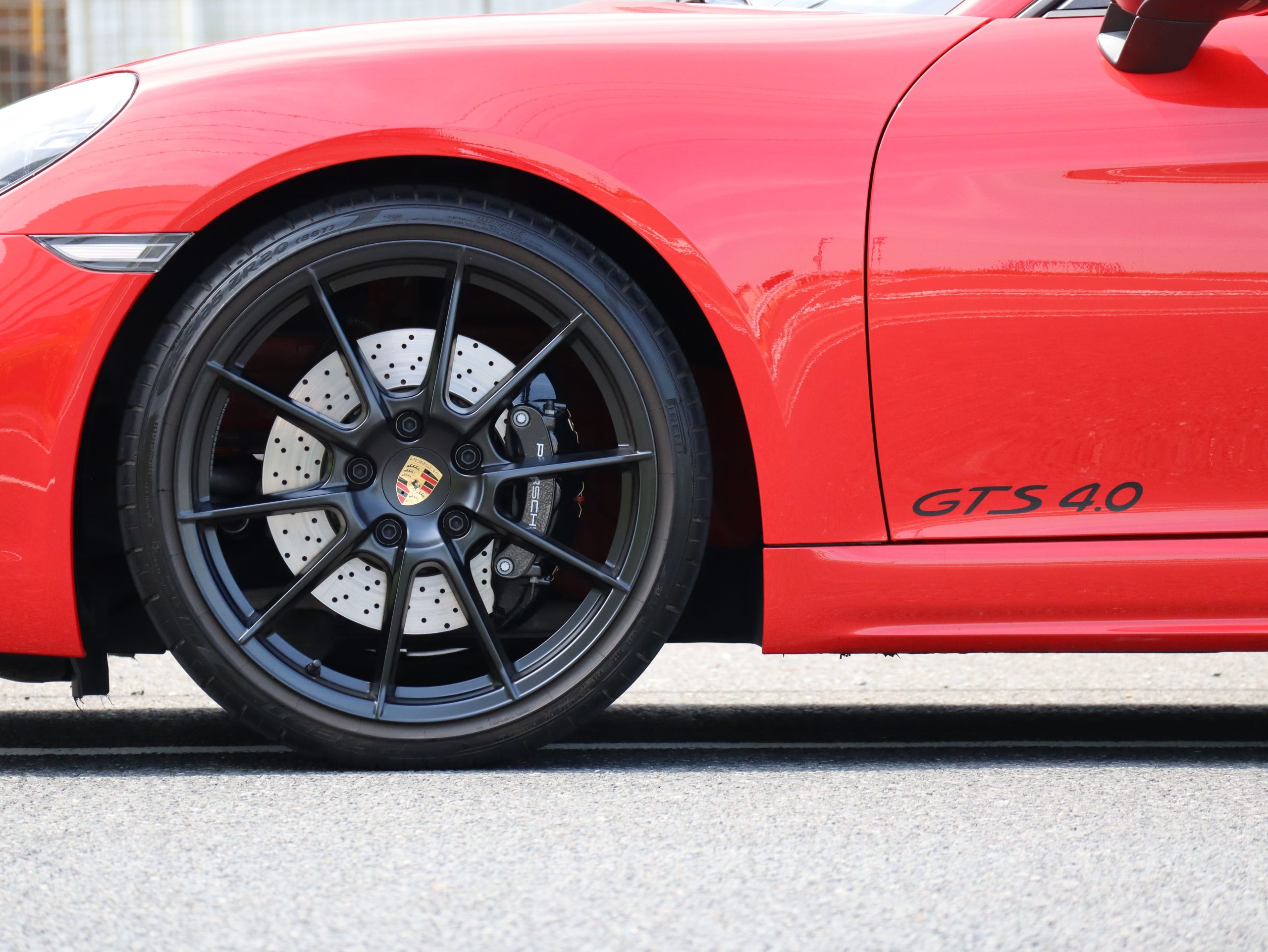 ポルシェ718ボクスターGTS4.0（Type982）PDK<br>スポーツクロノパッケージ<br>スポーツエグゾーストシステム<br>GTSインテリアパッケージ<br>PDLS+含むLEDヘッドライト<br>ハイグロス塗装仕上げキャリパー