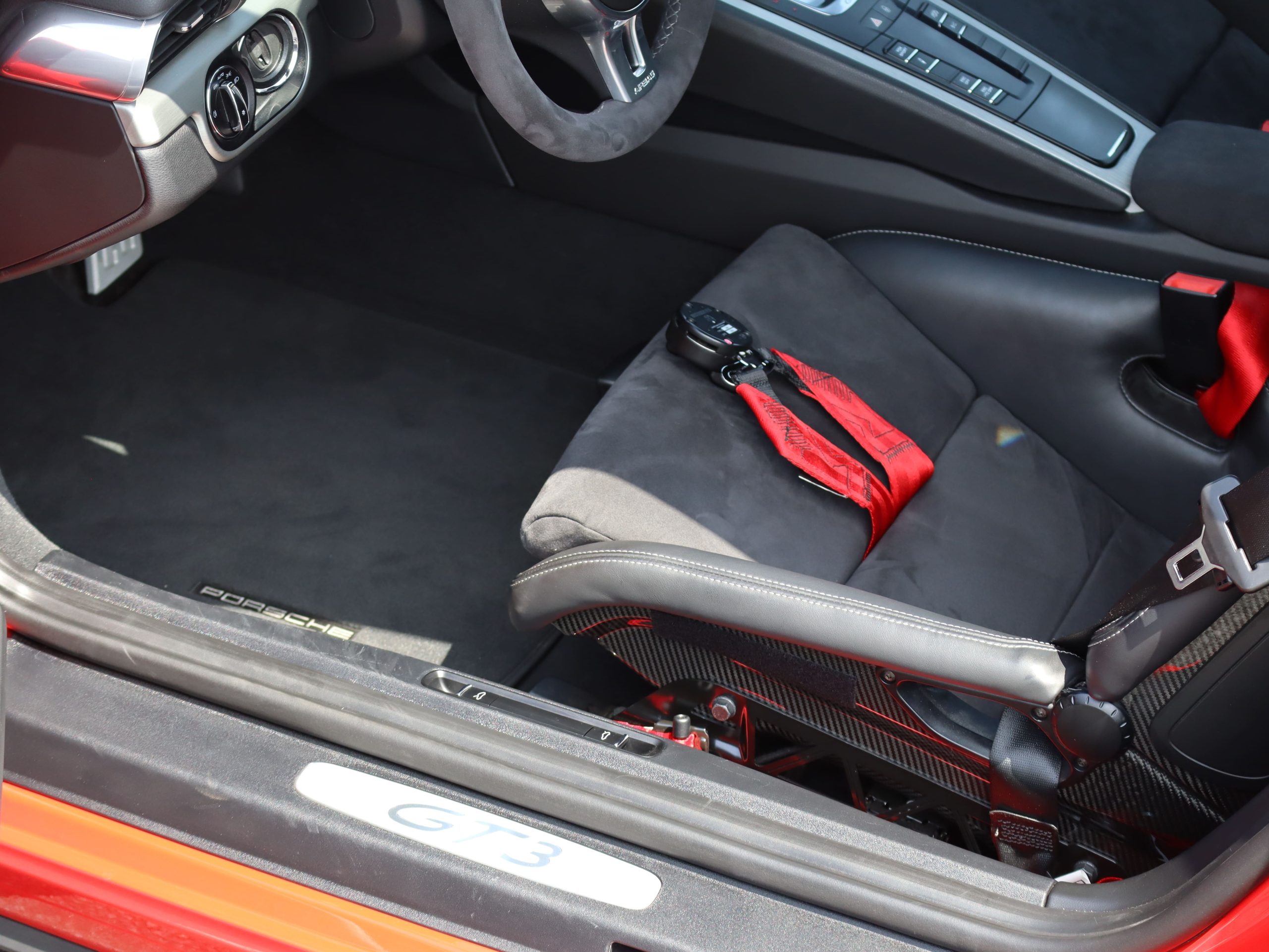ポルシェ911GT3（Type991.1）PDK<br>クラブスポーツパッケージ<br>フロントアクスルリストシステム<br>スポーツクロノパッケージ<br>PCCB（セラミックコンポジットブレーキ）<br>スポーツバケットシート
