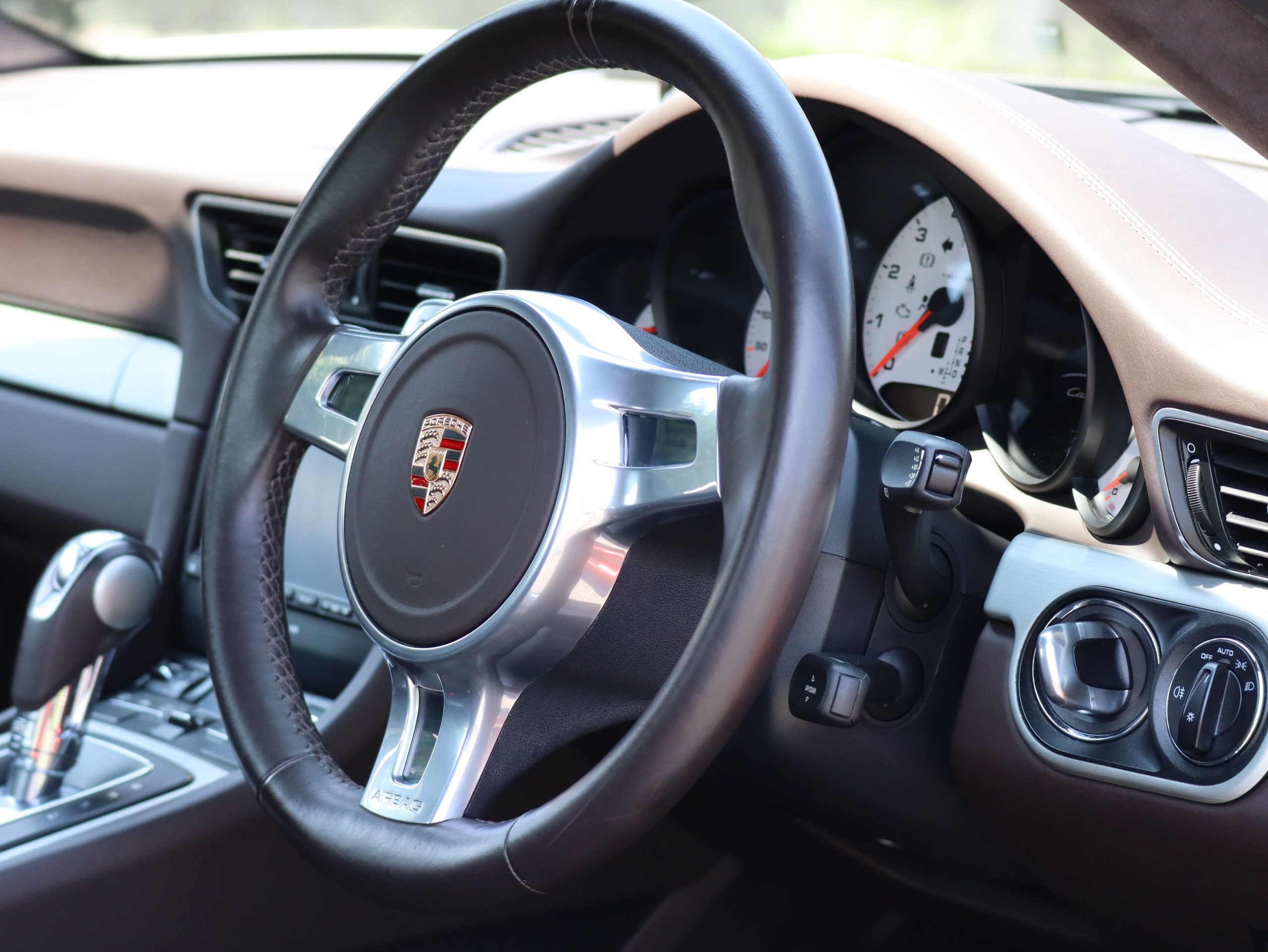 ポルシェ911カレラ4S（Type991.1）PDK<br>スポーツデザインエプロン<br>スポーツエグゾーストシステム<br>スポーツクロノパッケージ<br>ダイナミックシャシーコントロール（PDCC）<br>エスプレッソレザーインテリア