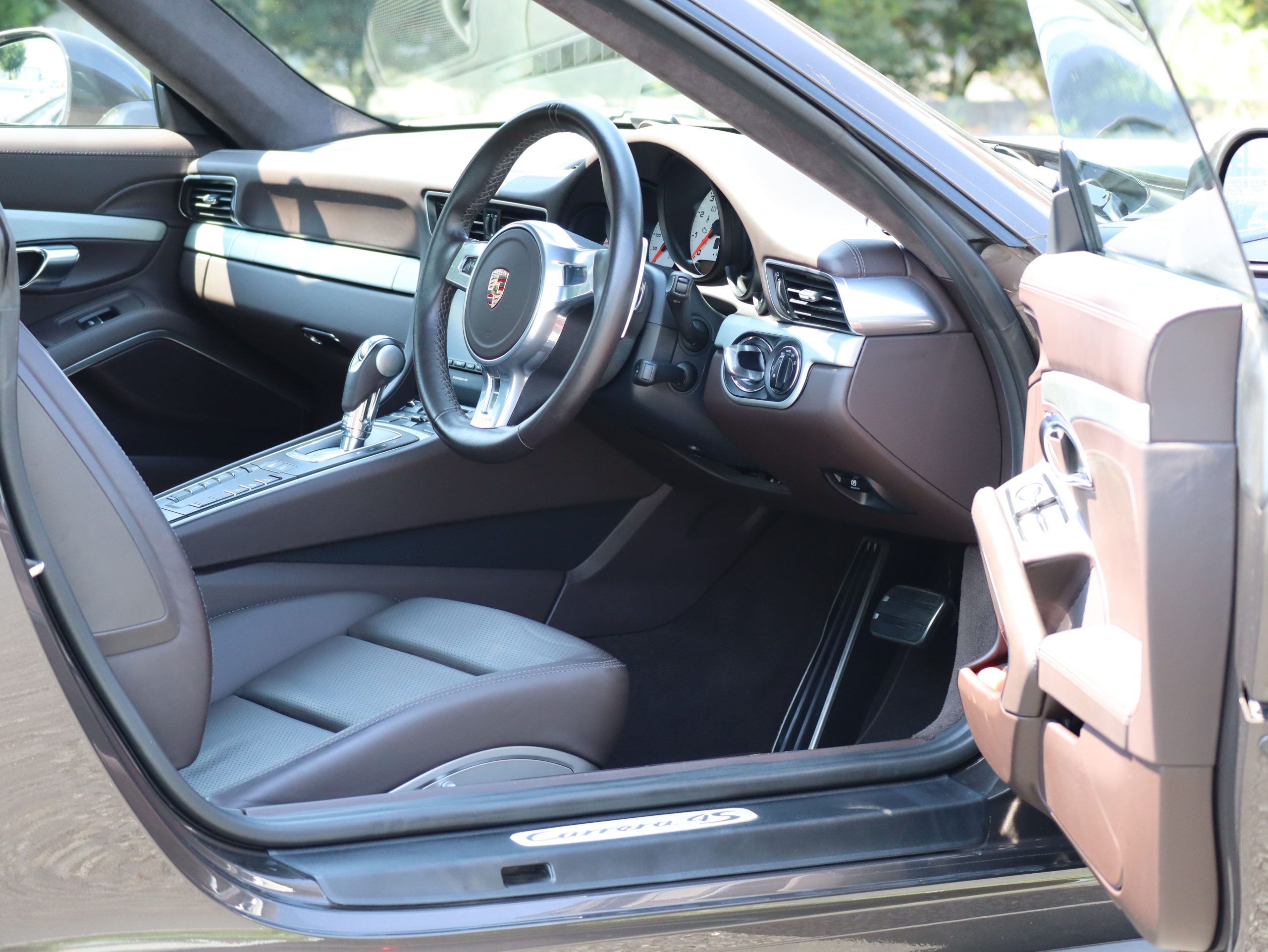 ポルシェ911カレラ4S（Type991.1）PDK<br>スポーツデザインエプロン<br>スポーツエグゾーストシステム<br>スポーツクロノパッケージ<br>ダイナミックシャシーコントロール（PDCC）<br>エスプレッソレザーインテリア