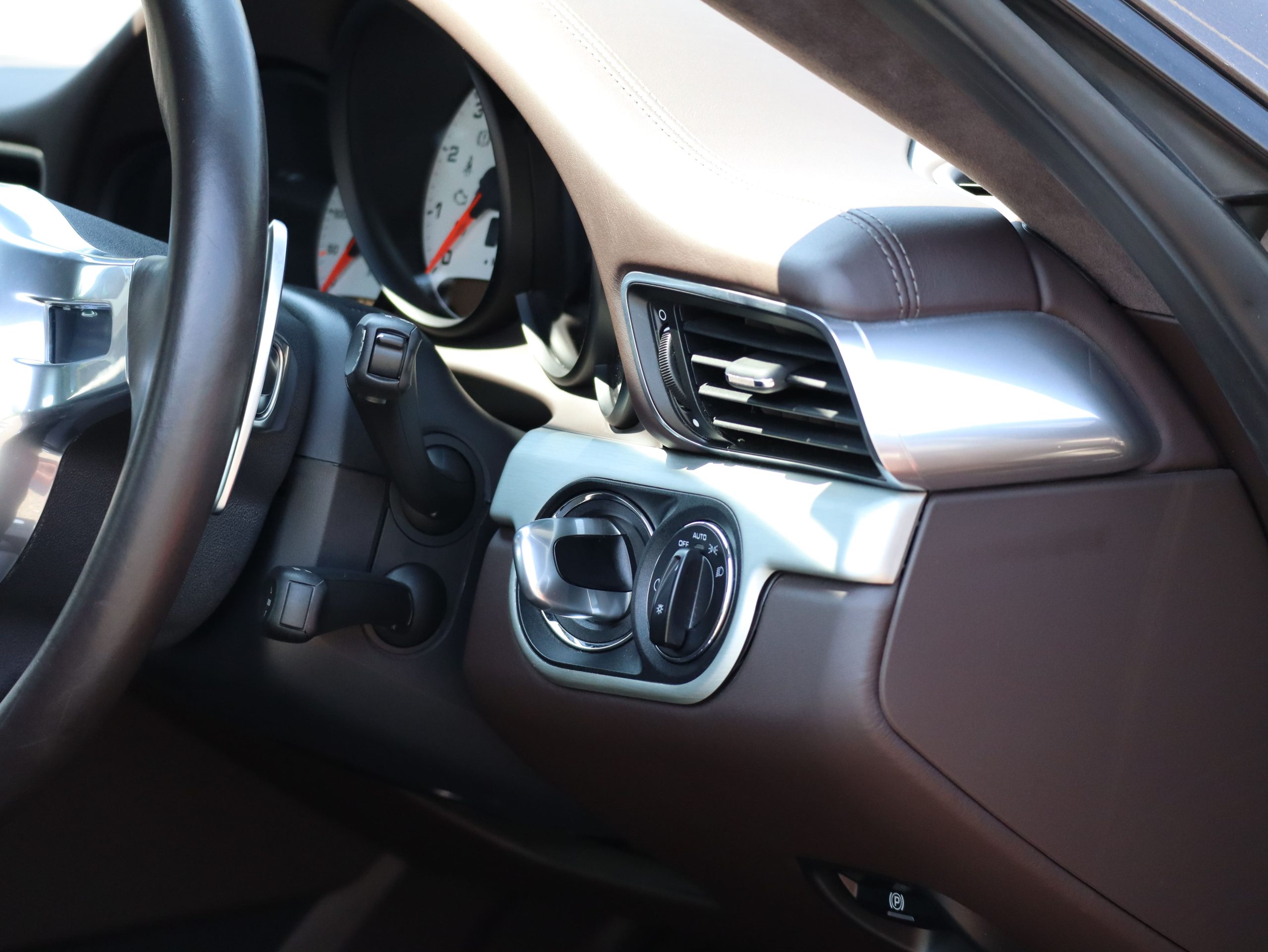 ポルシェ911カレラ4S（Type991.1）PDK<br>スポーツデザインエプロン<br>スポーツエグゾーストシステム<br>スポーツクロノパッケージ<br>ダイナミックシャシーコントロール（PDCC）<br>エスプレッソレザーインテリア
