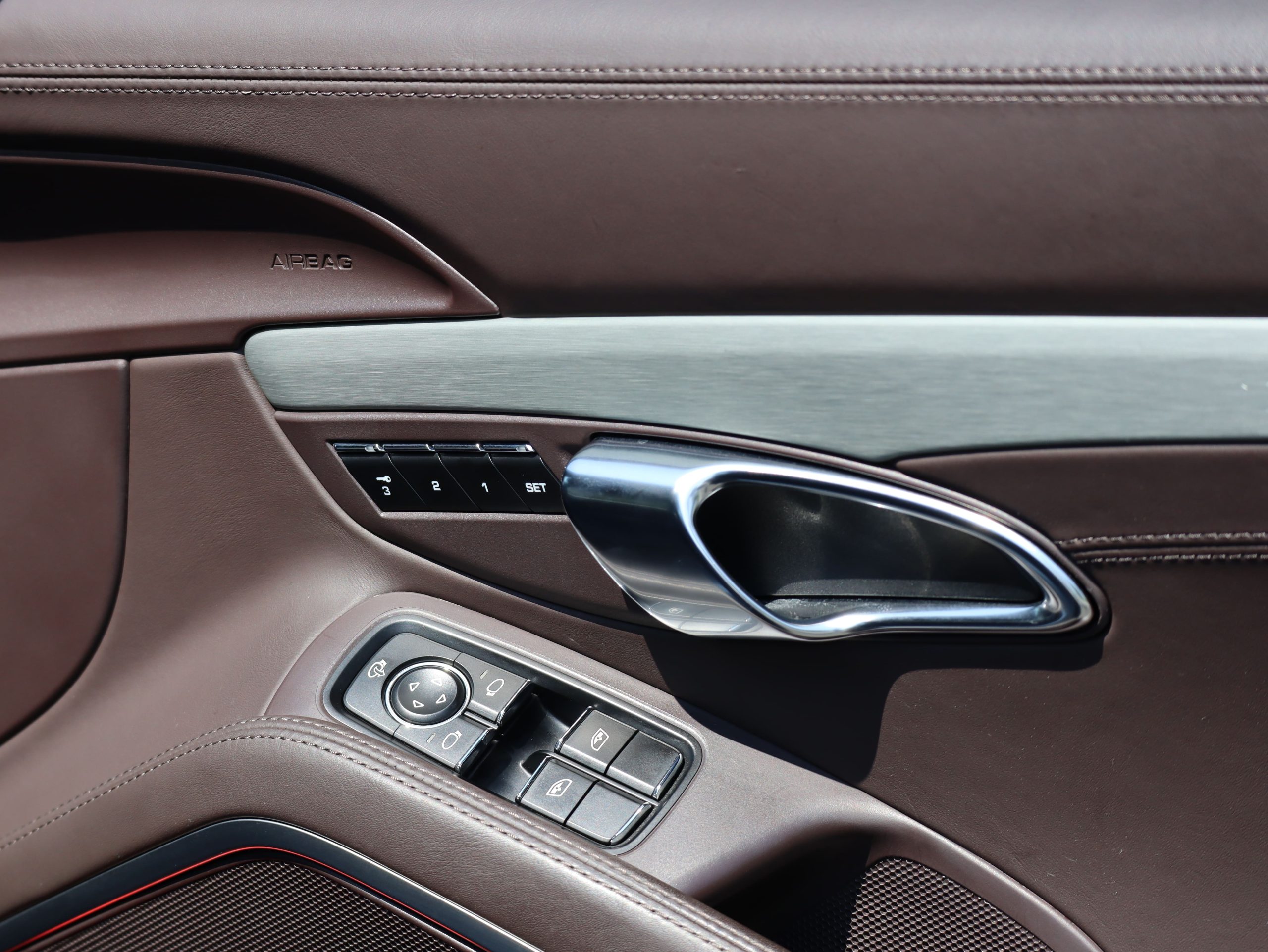 ポルシェ911カレラ4S（Type991.1）PDK<br>スポーツデザインエプロン<br>スポーツエグゾーストシステム<br>スポーツクロノパッケージ<br>ダイナミックシャシーコントロール（PDCC）<br>エスプレッソレザーインテリア