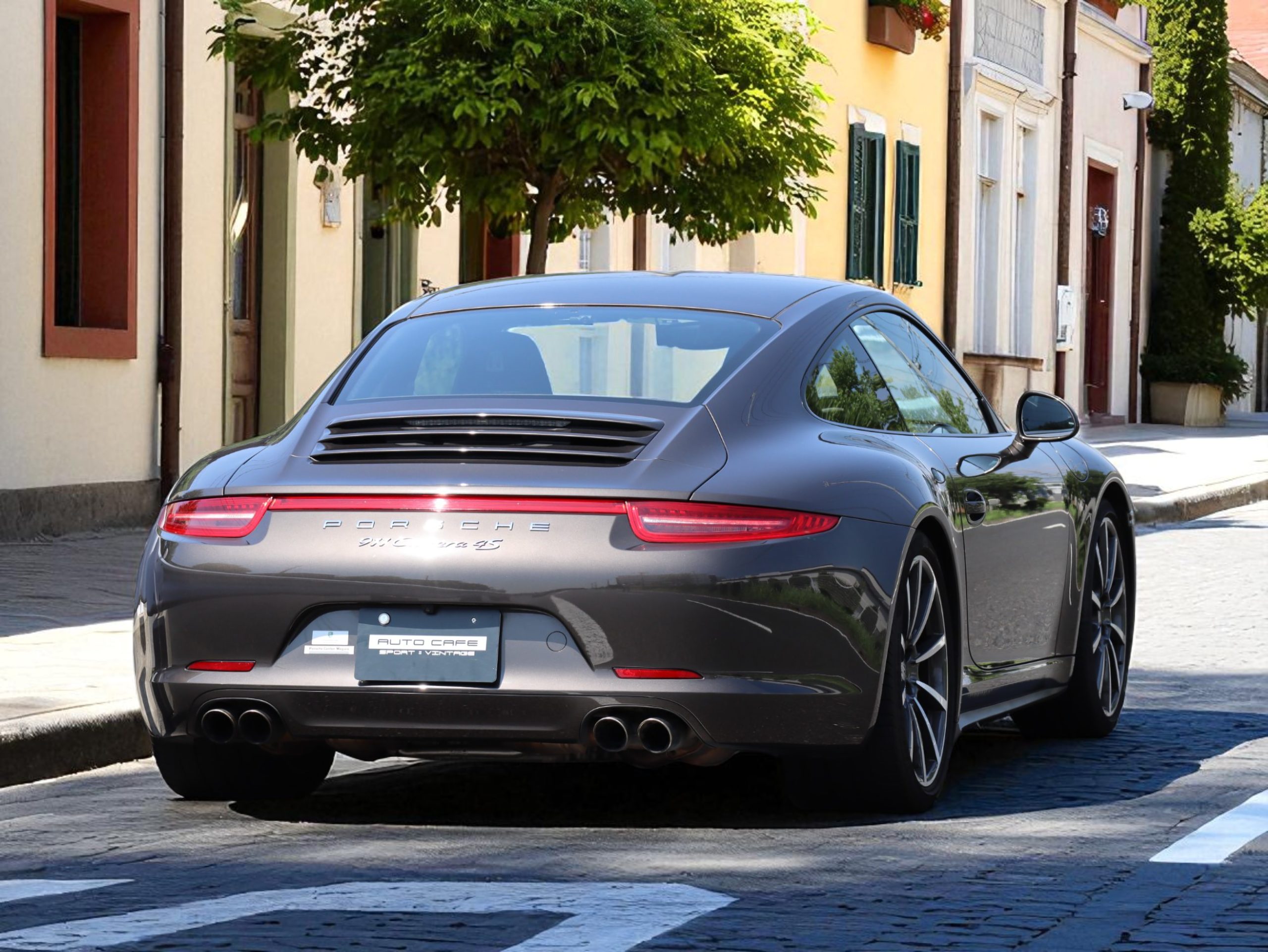 ポルシェ911カレラ4S（Type991.1）PDK<br>スポーツデザインエプロン<br>スポーツエグゾーストシステム<br>スポーツクロノパッケージ<br>ダイナミックシャシーコントロール（PDCC）<br>エスプレッソレザーインテリア