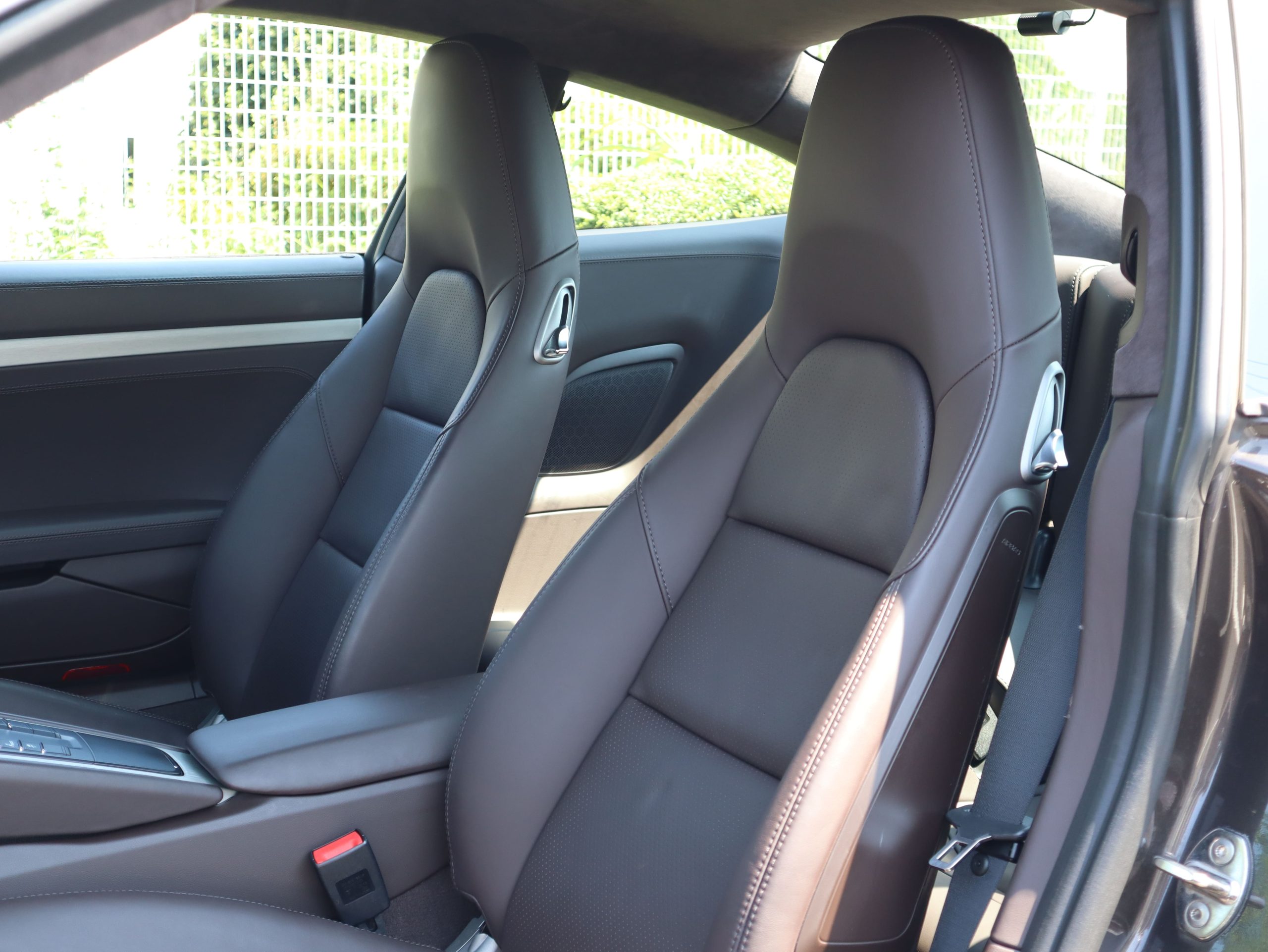 ポルシェ911カレラ4S（Type991.1）PDK<br>スポーツデザインエプロン<br>スポーツエグゾーストシステム<br>スポーツクロノパッケージ<br>ダイナミックシャシーコントロール（PDCC）<br>エスプレッソレザーインテリア
