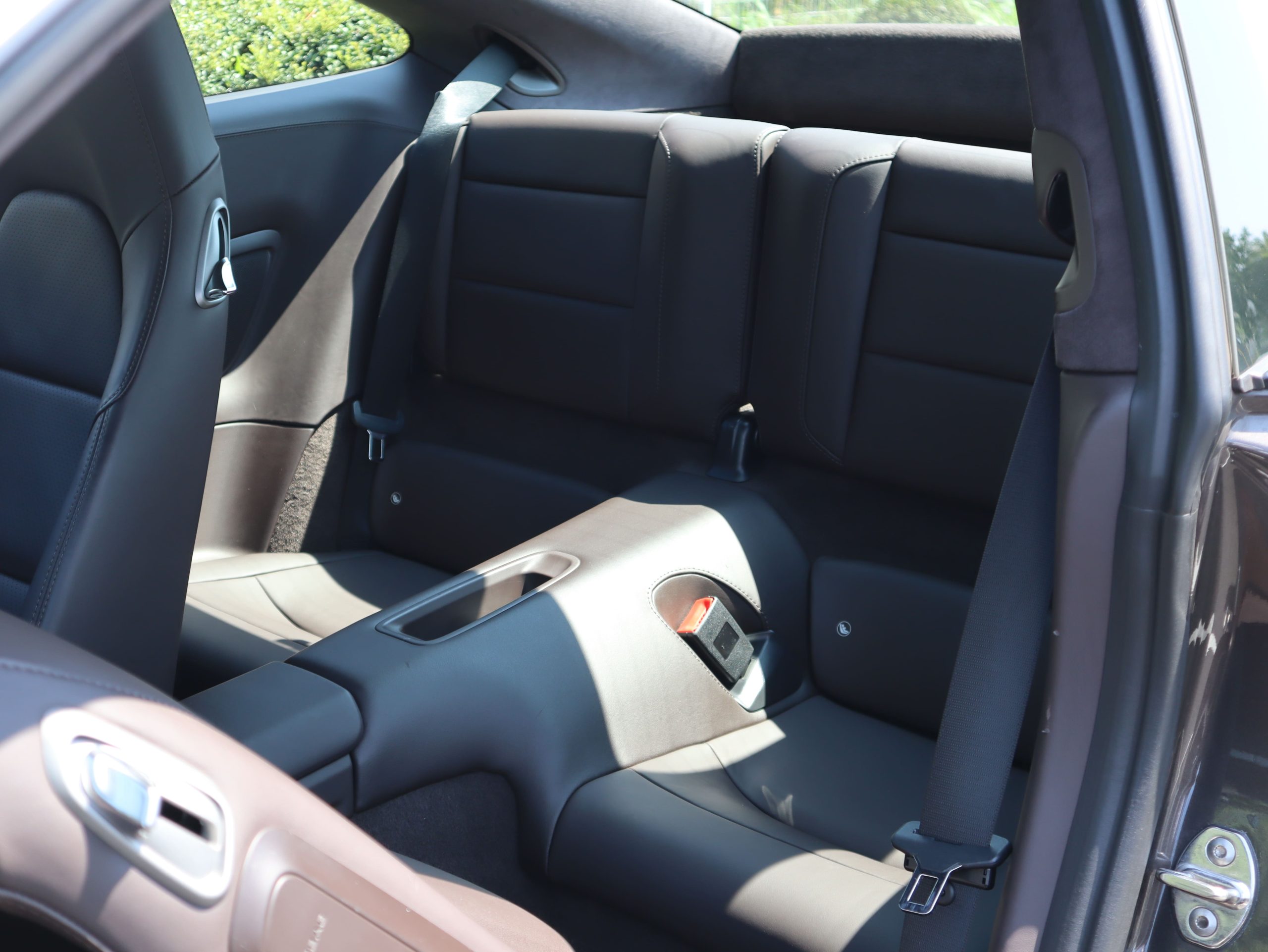 ポルシェ911カレラ4S（Type991.1）PDK<br>スポーツデザインエプロン<br>スポーツエグゾーストシステム<br>スポーツクロノパッケージ<br>ダイナミックシャシーコントロール（PDCC）<br>エスプレッソレザーインテリア