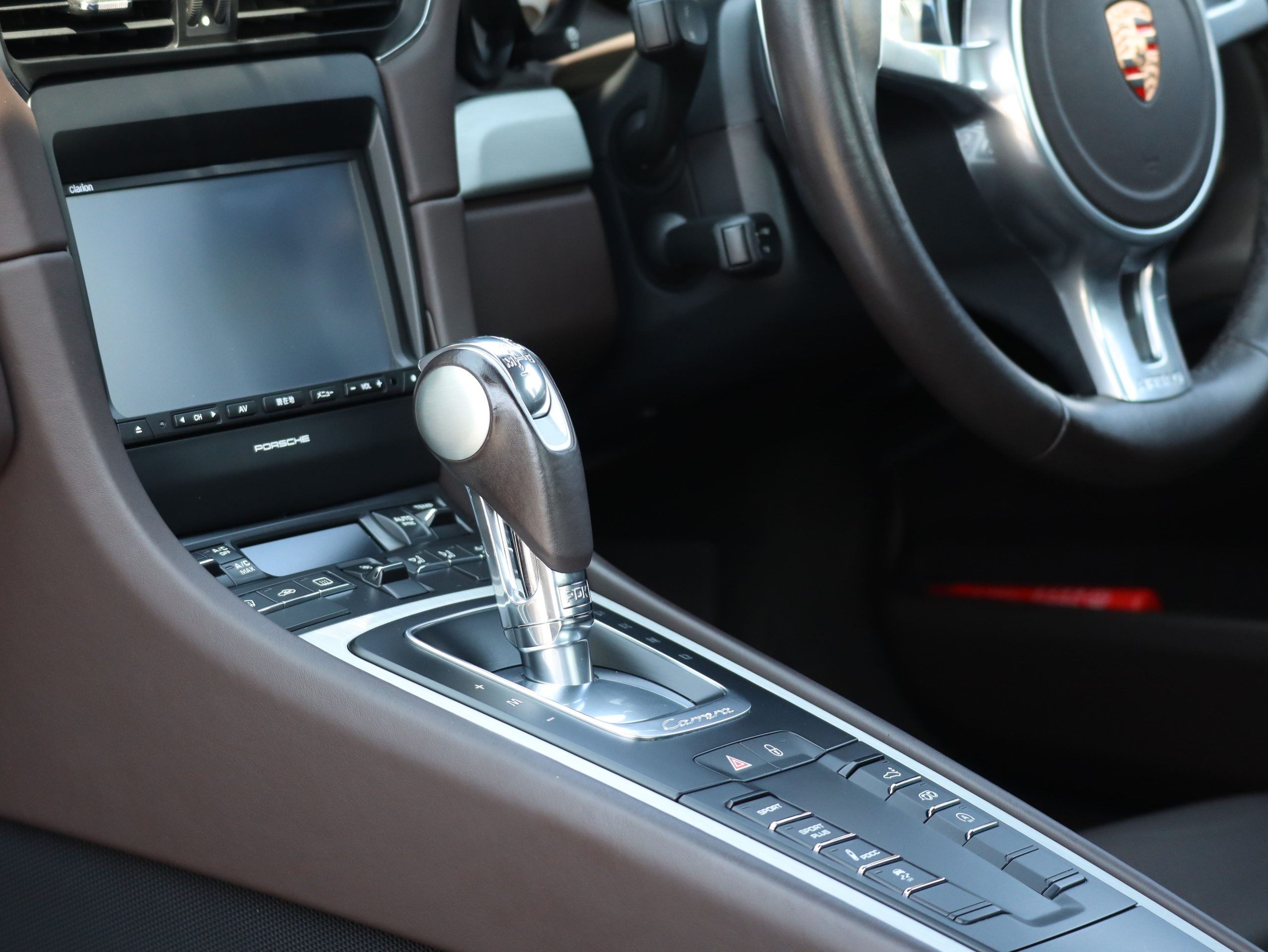 ポルシェ911カレラ4S（Type991.1）PDK<br>スポーツデザインエプロン<br>スポーツエグゾーストシステム<br>スポーツクロノパッケージ<br>ダイナミックシャシーコントロール（PDCC）<br>エスプレッソレザーインテリア