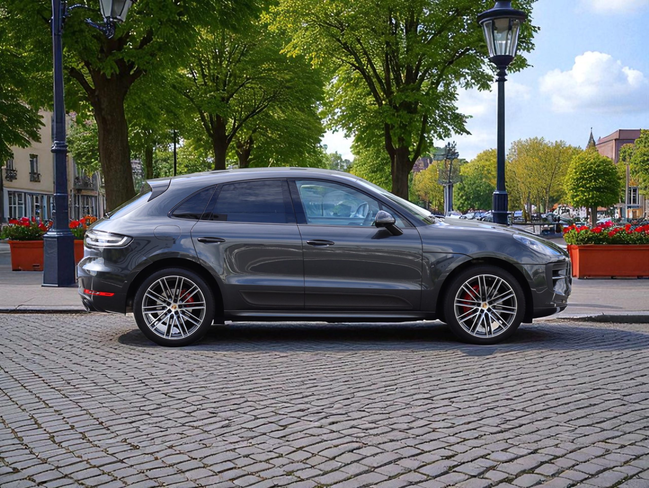 ポルシェマカンGTS（Gen2）PDK<br>パノラミックルーフシステム<br>レーンキープアシスト<br>PDLS Plus含むLEDヘッドライト<br>カーボンステアリングホイール<br>BOSEサラウンドサウンドシステム