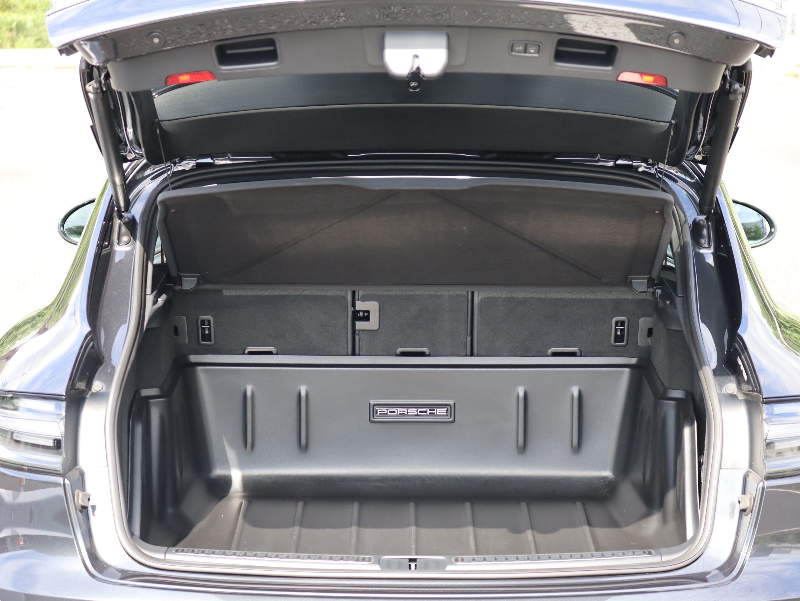 ポルシェマカンGTS（Gen2）PDK<br>パノラミックルーフシステム<br>レーンキープアシスト<br>PDLS Plus含むLEDヘッドライト<br>カーボンステアリングホイール<br>BOSEサラウンドサウンドシステム