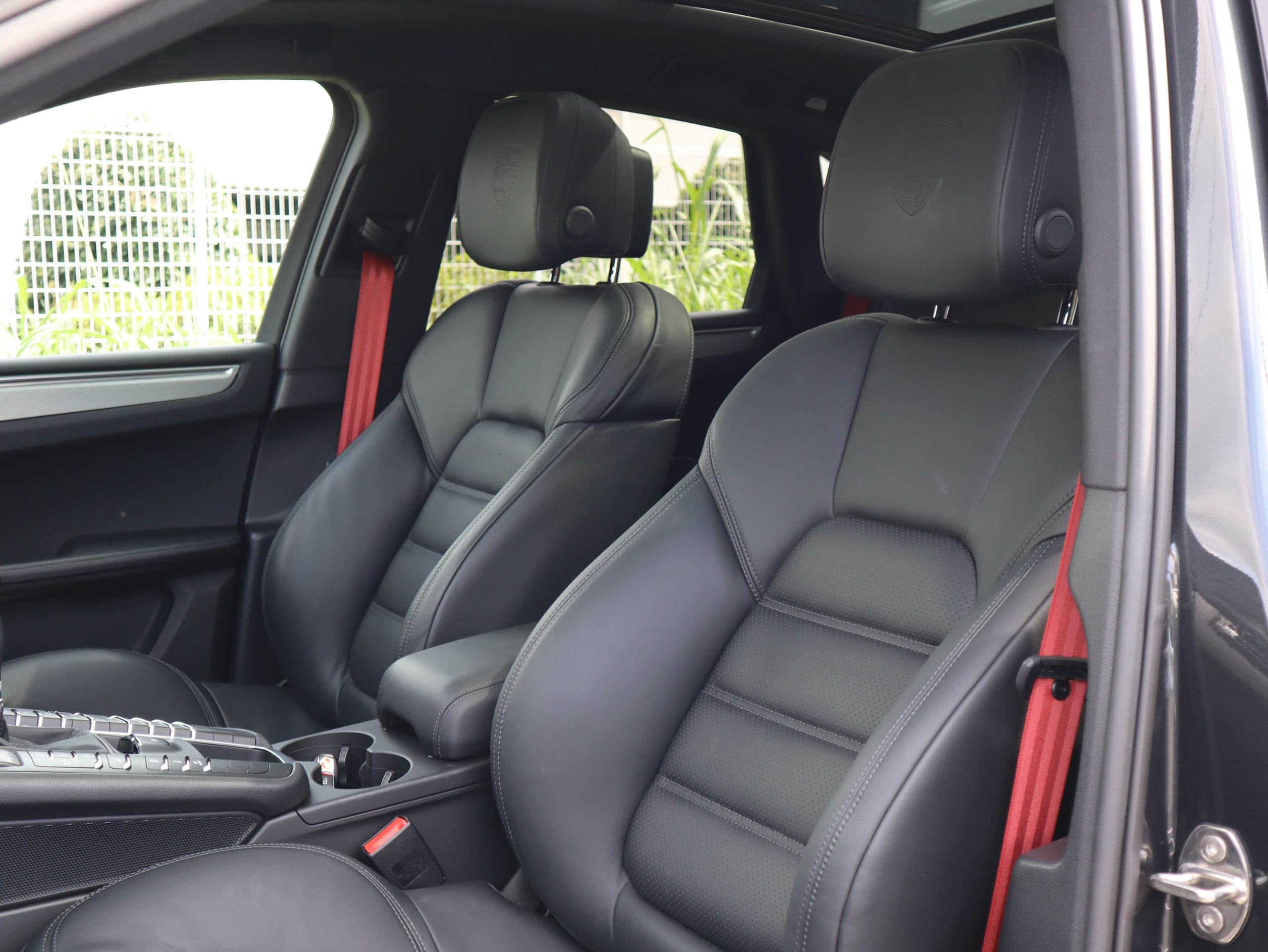 ポルシェマカンGTS（Gen2）PDK<br>パノラミックルーフシステム<br>レーンキープアシスト<br>PDLS Plus含むLEDヘッドライト<br>カーボンステアリングホイール<br>BOSEサラウンドサウンドシステム
