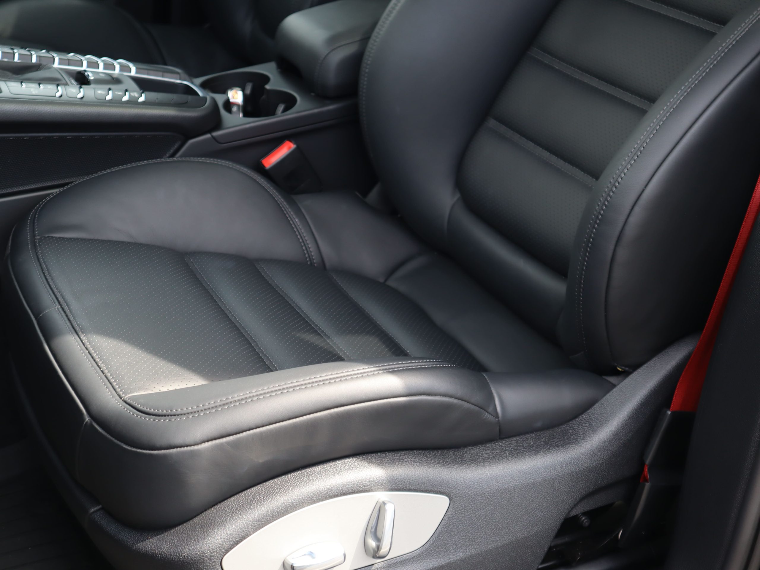 ポルシェマカンGTS（Gen2）PDK<br>パノラミックルーフシステム<br>レーンキープアシスト<br>PDLS Plus含むLEDヘッドライト<br>カーボンステアリングホイール<br>BOSEサラウンドサウンドシステム
