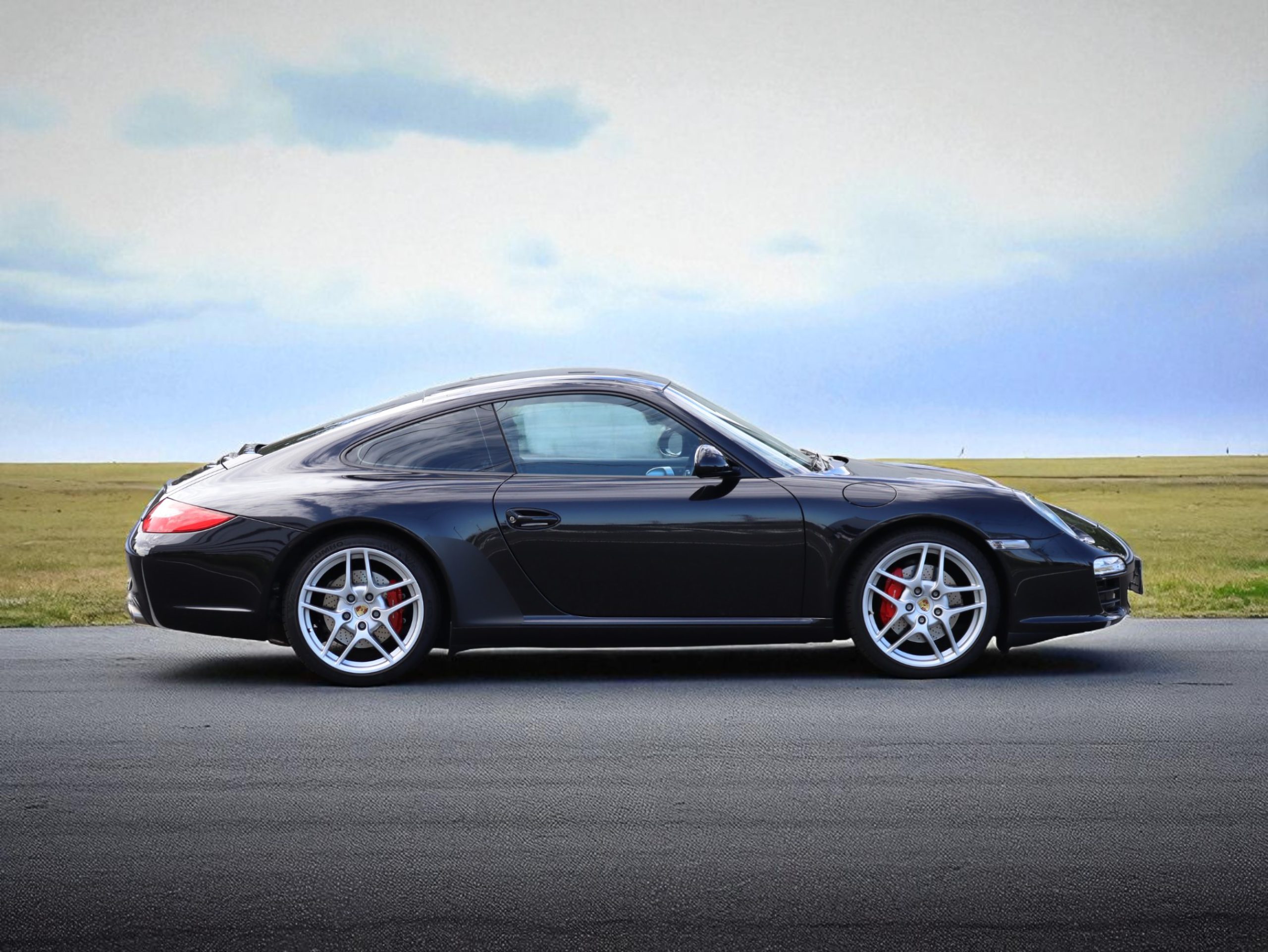 ポルシェ911カレラS(Type997.2）PDK<br>低走行約10,000km！<br>スポーツクロノパッケージ<br>スポーツデザインステアリング<br>シートヒーター<br>前後ドライブレコーダー<br>