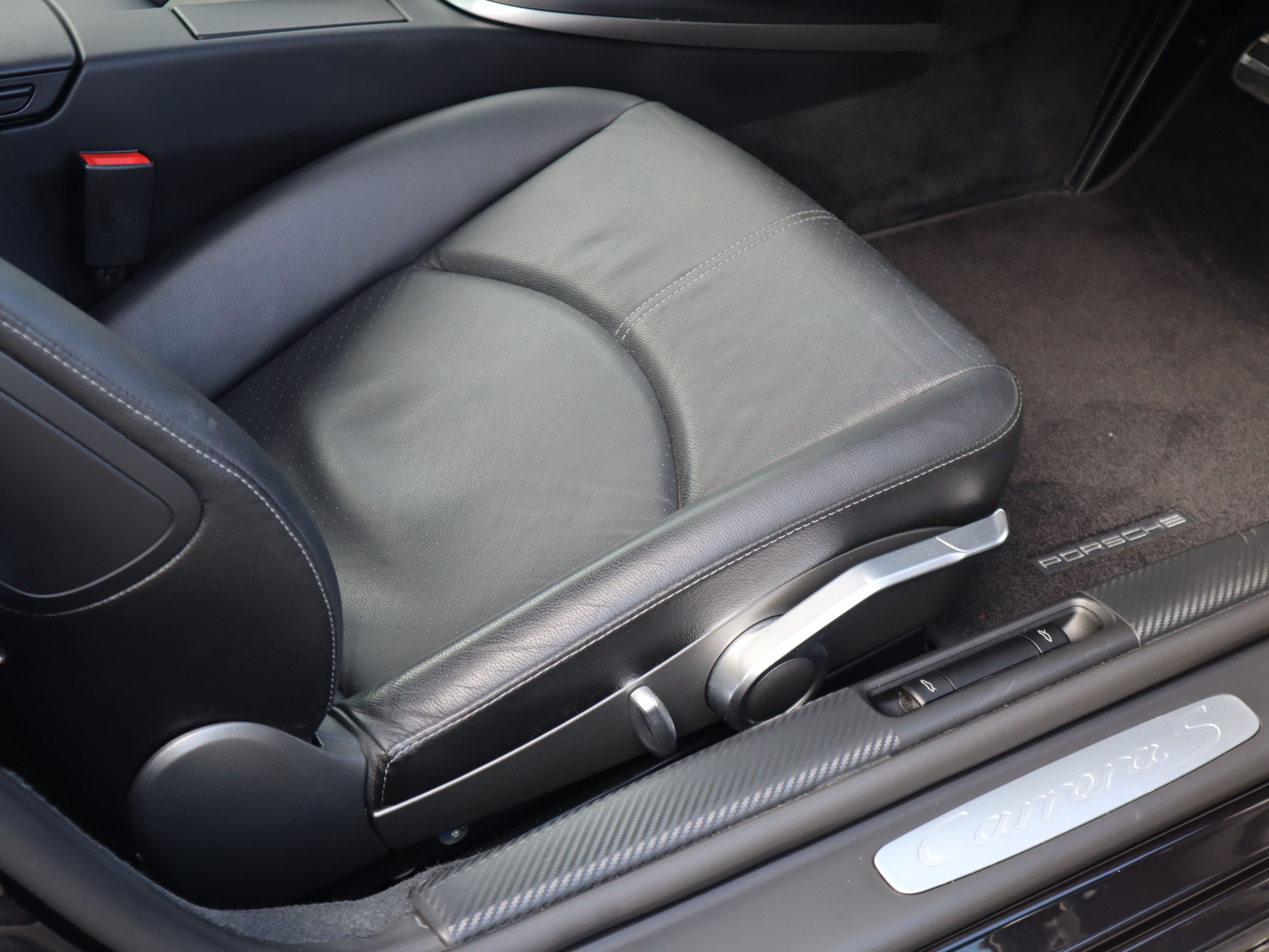 ポルシェ911カレラS(Type997.2）PDK<br>低走行約10,000km！<br>スポーツクロノパッケージ<br>スポーツデザインステアリング<br>シートヒーター<br>前後ドライブレコーダー<br>