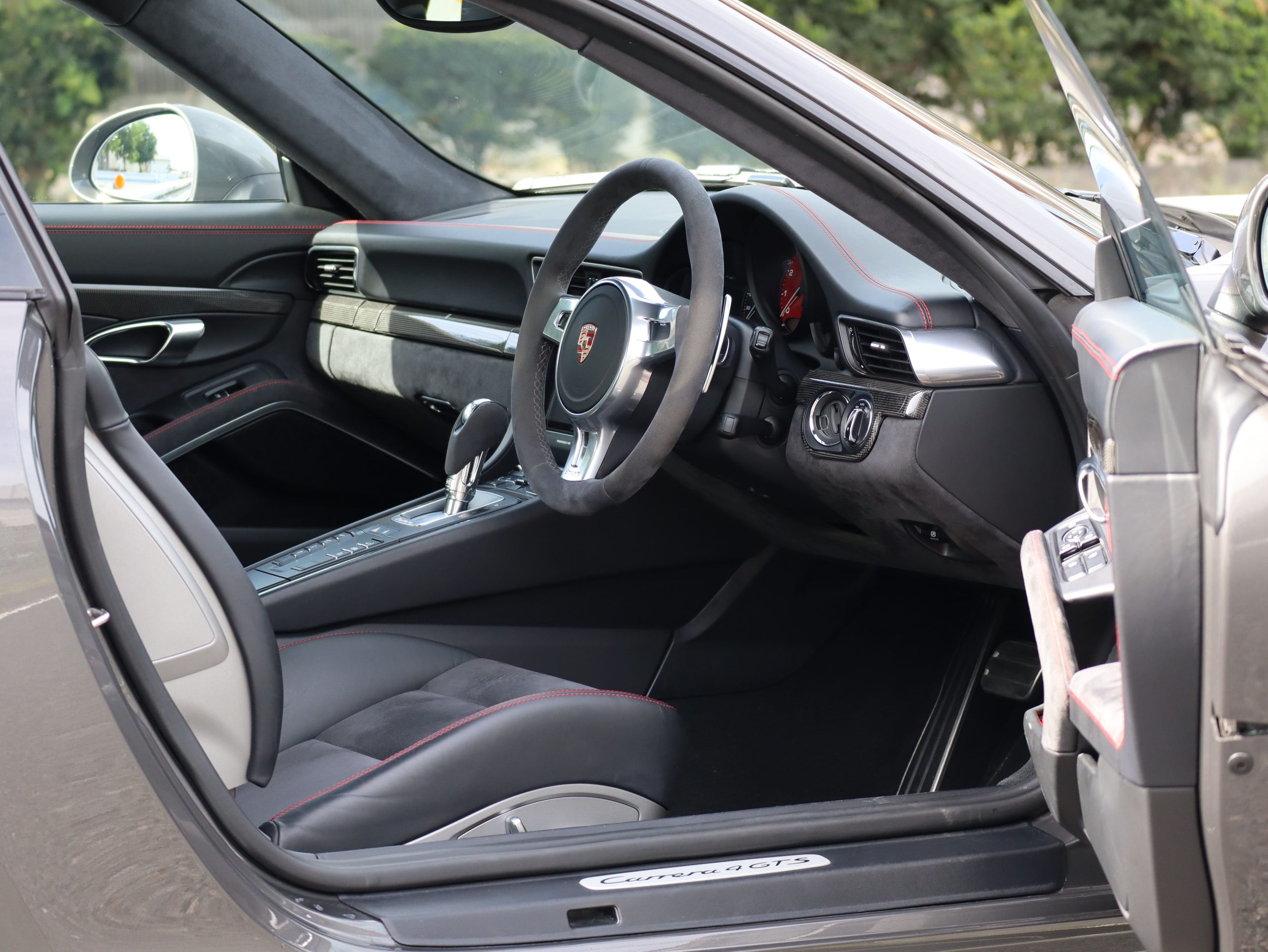 ポルシェ911カレラ4GTS（Type991.1）PDK<br>GTSインテリアパッケージ<br>拡張スポーツデザインパッケージ<br>スポーツエグゾーストシステム<br>ブラックインナーPDLSヘッドライト<br>5H仕様カレラSホイール