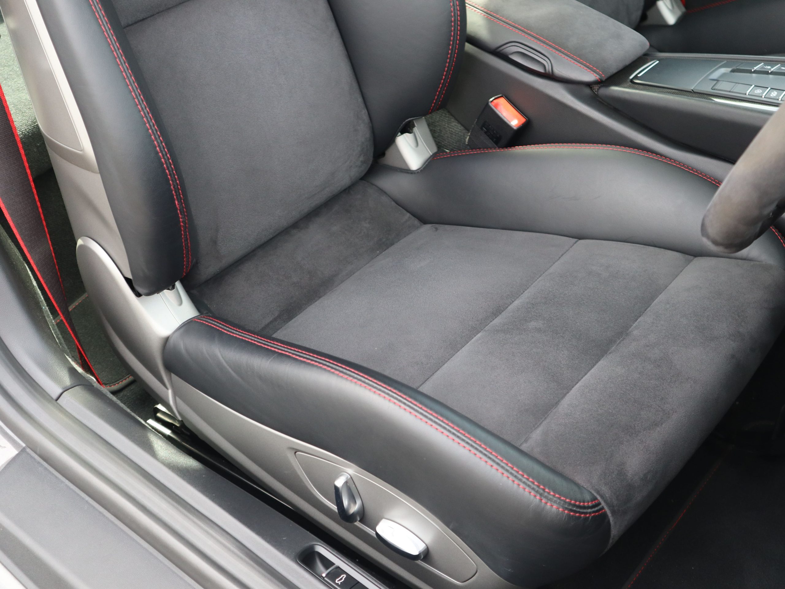 ポルシェ911カレラ4GTS（Type991.1）PDK<br>GTSインテリアパッケージ<br>拡張スポーツデザインパッケージ<br>スポーツエグゾーストシステム<br>ブラックインナーPDLSヘッドライト<br>5H仕様カレラSホイール