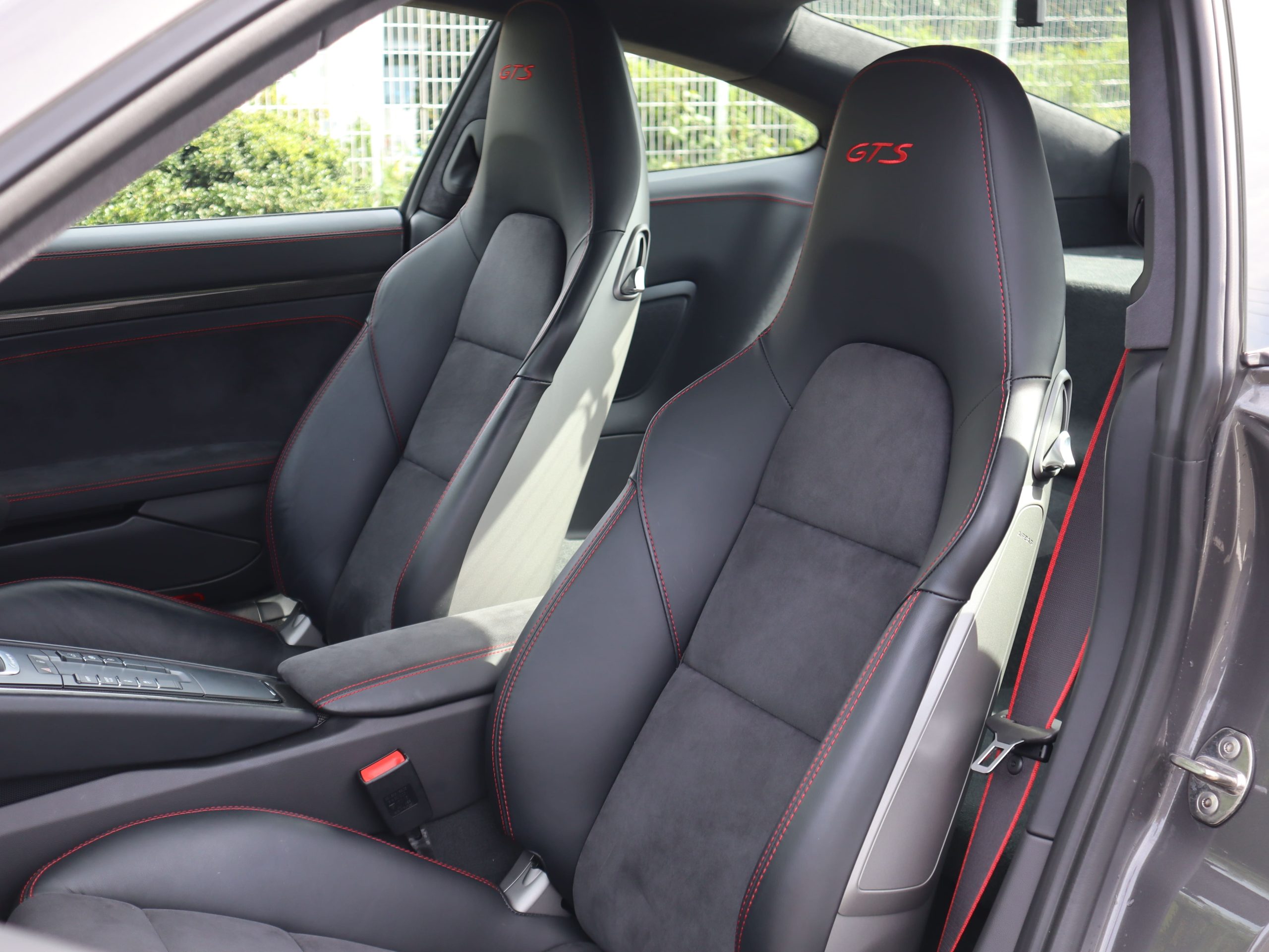 ポルシェ911カレラ4GTS（Type991.1）PDK<br>GTSインテリアパッケージ<br>拡張スポーツデザインパッケージ<br>スポーツエグゾーストシステム<br>ブラックインナーPDLSヘッドライト<br>5H仕様カレラSホイール