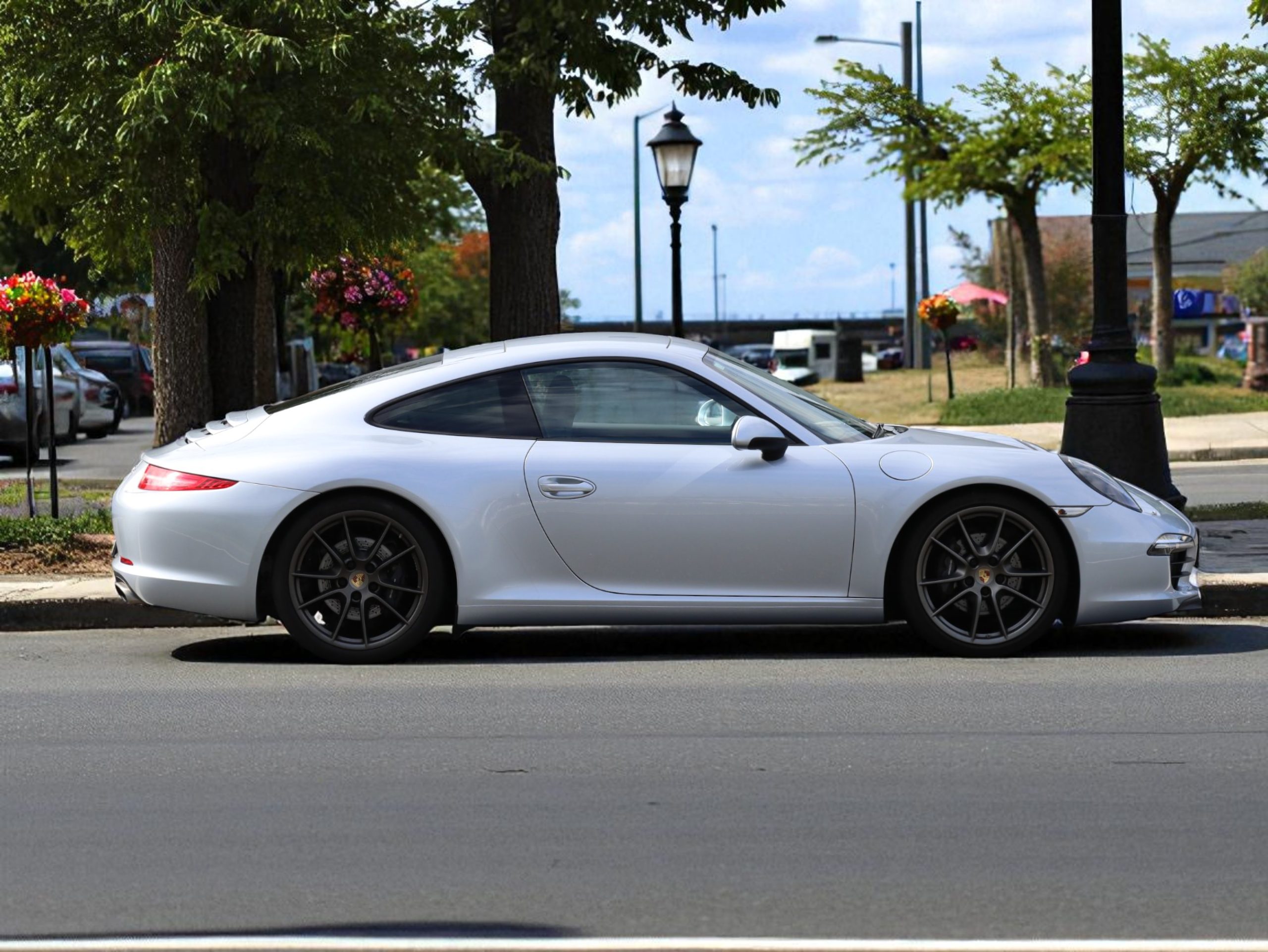 ポルシェ911カレラ（Type991.1）7MT<br>スポーツクロノパッケージ<br>電動サンルーフシステム<br>シートベンチレーション<br>PASMスポーツサスペンション<br>サテンプラチナ塗装20インチ