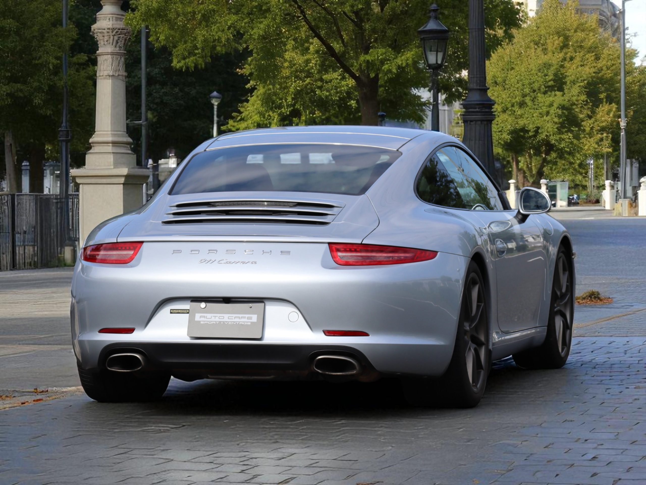 ポルシェ911カレラ（Type991.1）7MT<br>スポーツクロノパッケージ<br>電動サンルーフシステム<br>シートベンチレーション<br>PASMスポーツサスペンション<br>サテンプラチナ塗装20インチ