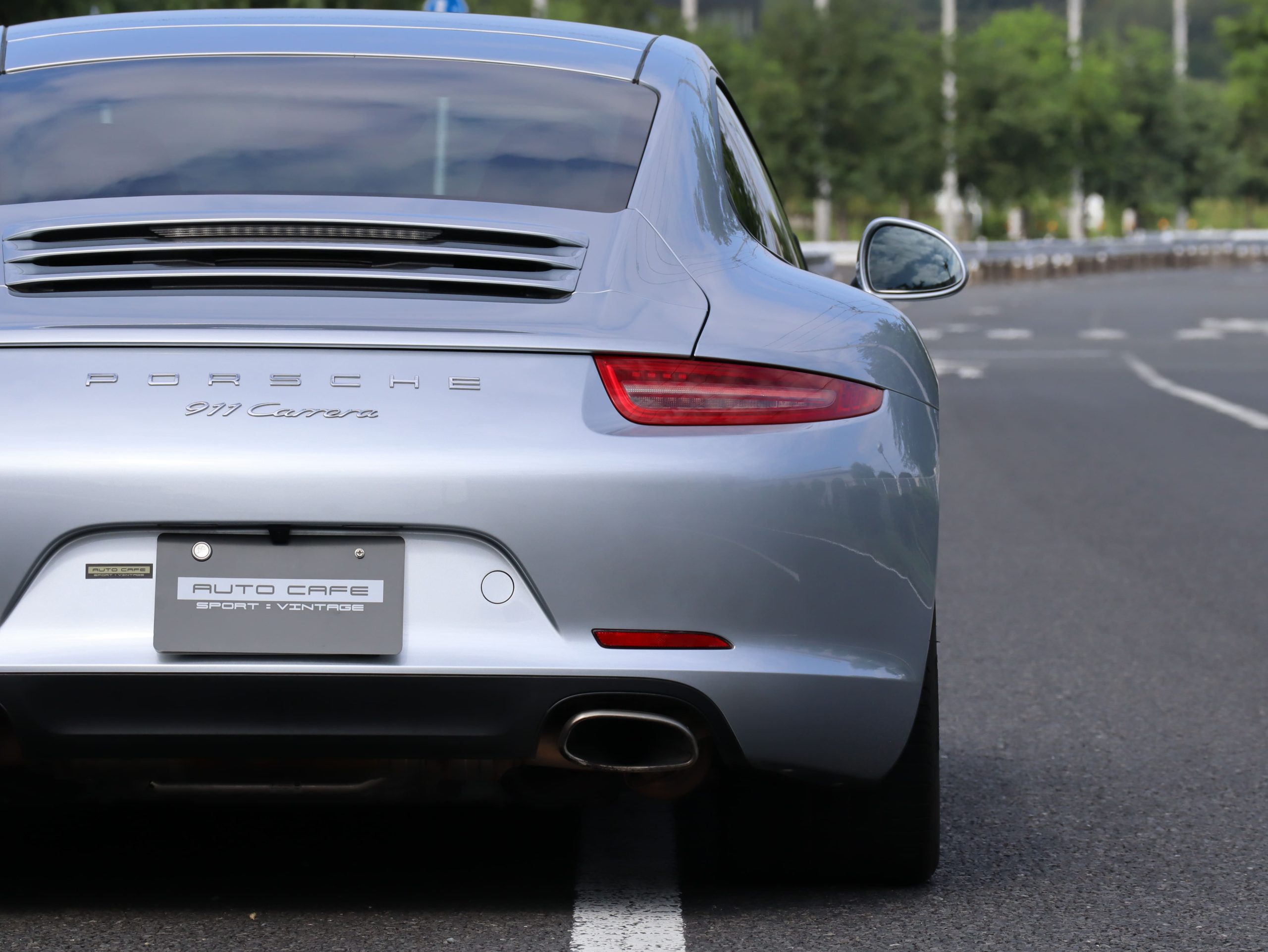 ポルシェ911カレラ（Type991.1）7MT<br>スポーツクロノパッケージ<br>電動サンルーフシステム<br>シートベンチレーション<br>PASMスポーツサスペンション<br>サテンプラチナ塗装20インチ