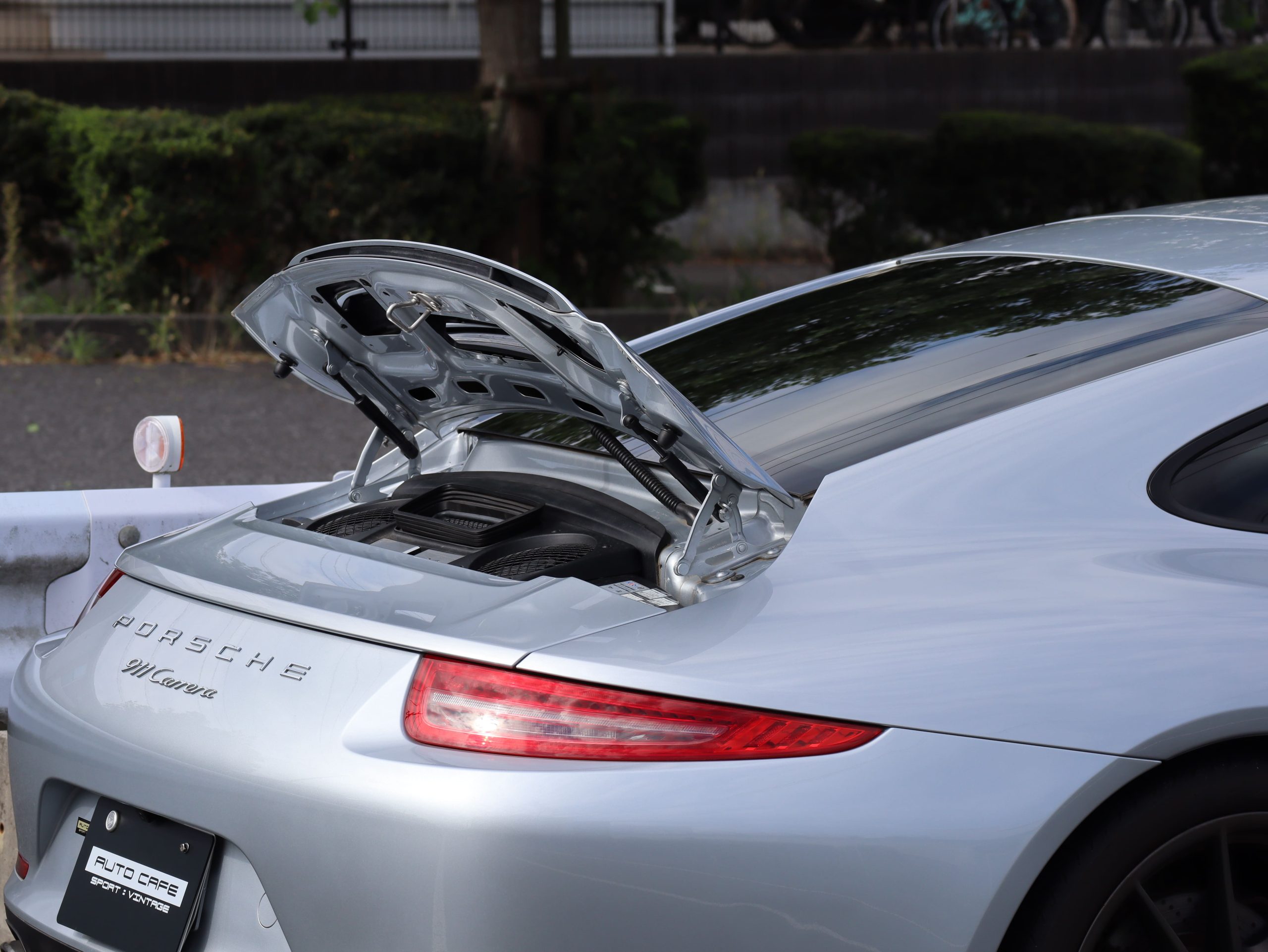 ポルシェ911カレラ（Type991.1）7MT<br>スポーツクロノパッケージ<br>電動サンルーフシステム<br>シートベンチレーション<br>PASMスポーツサスペンション<br>サテンプラチナ塗装20インチ