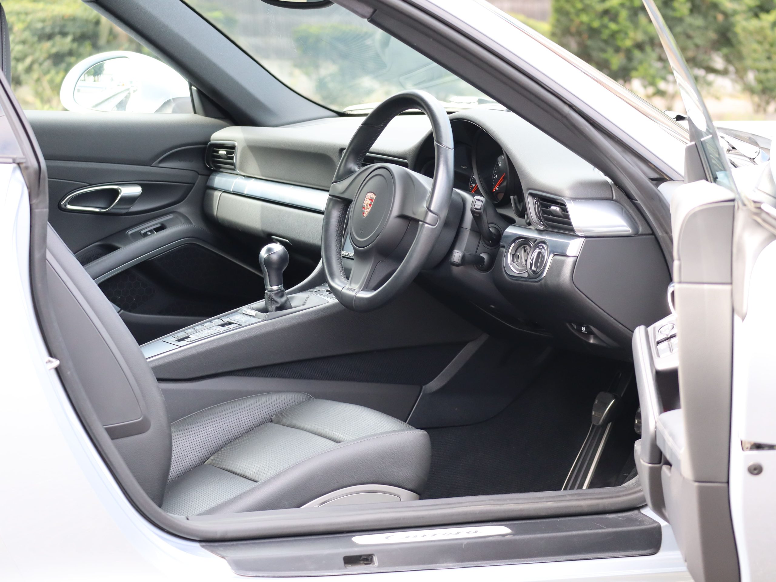 ポルシェ911カレラ（Type991.1）7MT<br>スポーツクロノパッケージ<br>電動サンルーフシステム<br>シートベンチレーション<br>PASMスポーツサスペンション<br>サテンプラチナ塗装20インチ