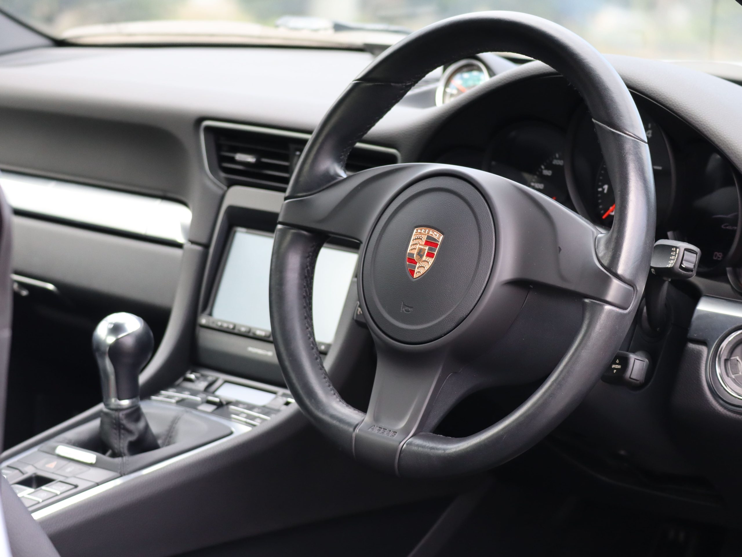 ポルシェ911カレラ（Type991.1）7MT<br>スポーツクロノパッケージ<br>電動サンルーフシステム<br>シートベンチレーション<br>PASMスポーツサスペンション<br>サテンプラチナ塗装20インチ