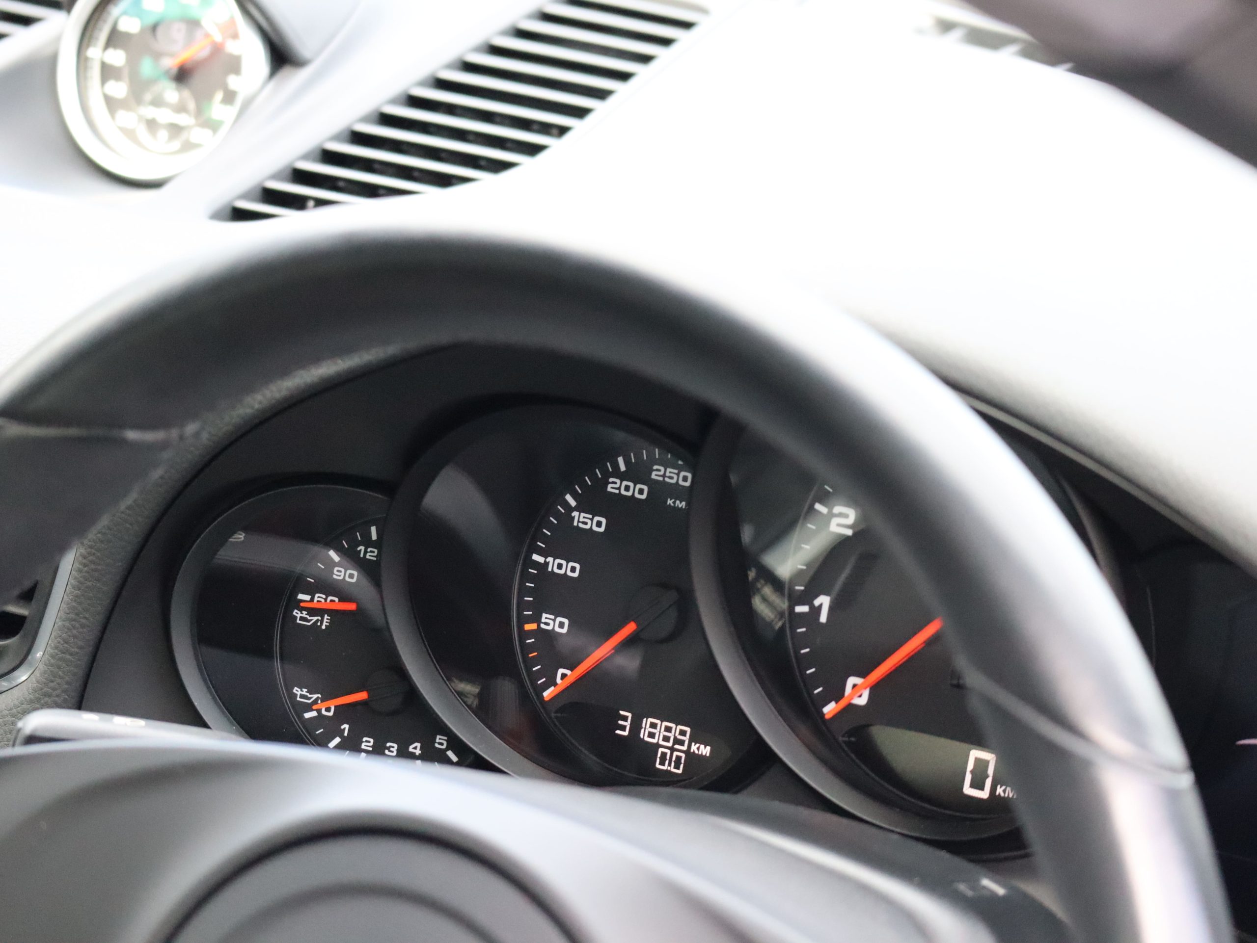 ポルシェ911カレラ（Type991.1）7MT<br>スポーツクロノパッケージ<br>電動サンルーフシステム<br>シートベンチレーション<br>PASMスポーツサスペンション<br>サテンプラチナ塗装20インチ