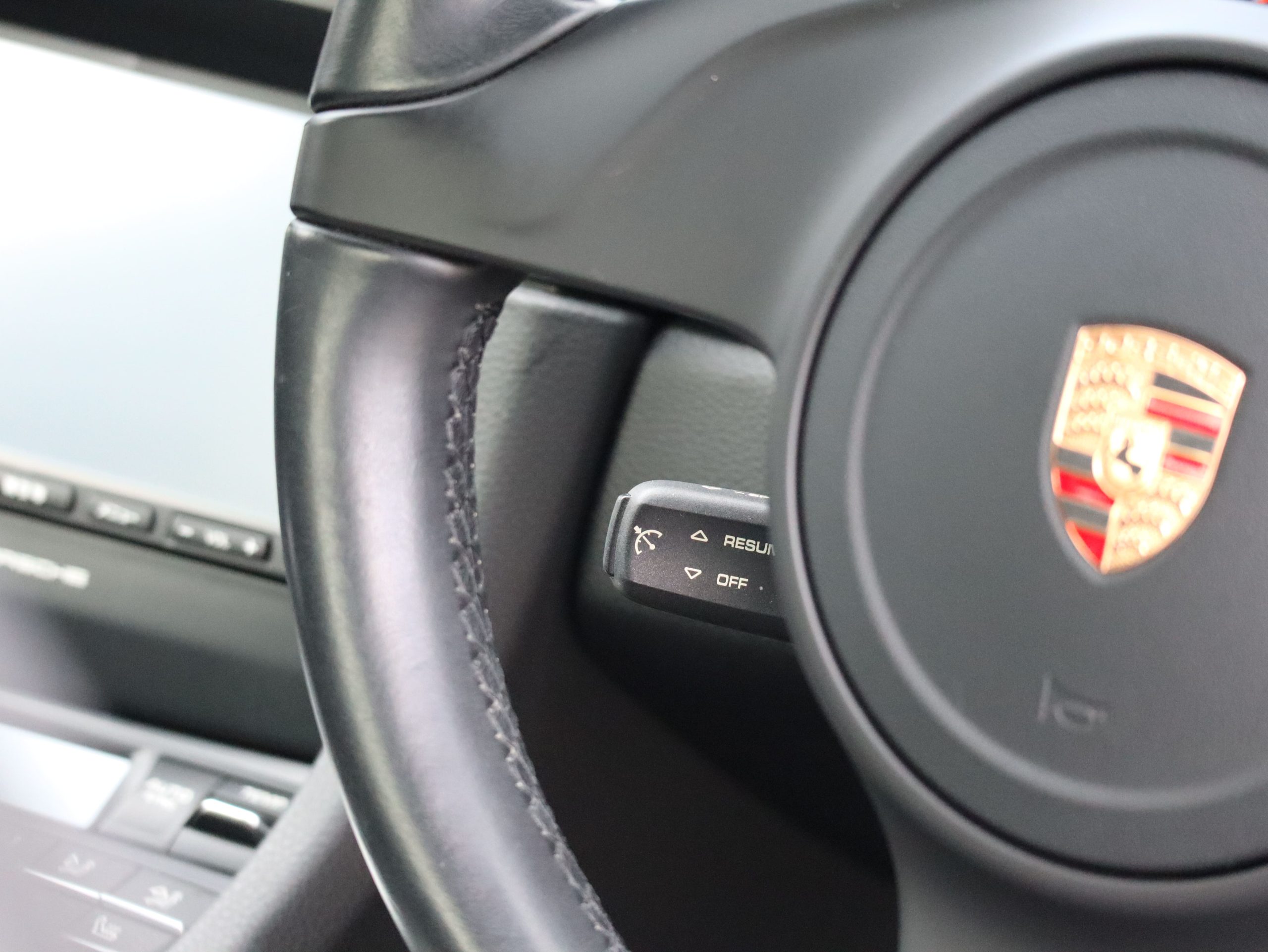 ポルシェ911カレラ（Type991.1）7MT<br>スポーツクロノパッケージ<br>電動サンルーフシステム<br>シートベンチレーション<br>PASMスポーツサスペンション<br>サテンプラチナ塗装20インチ