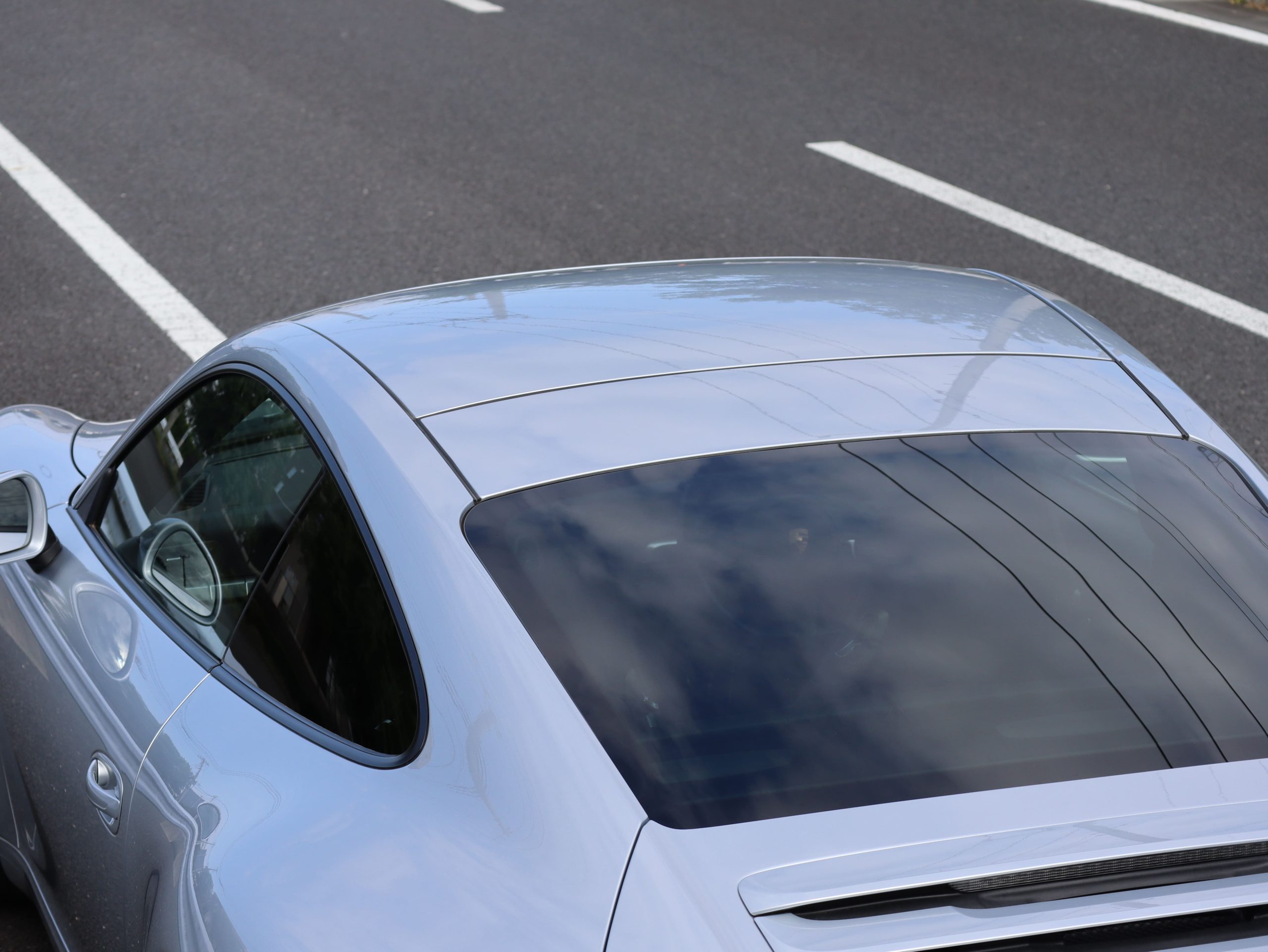 ポルシェ911カレラ（Type991.1）7MT<br>スポーツクロノパッケージ<br>電動サンルーフシステム<br>シートベンチレーション<br>PASMスポーツサスペンション<br>サテンプラチナ塗装20インチ