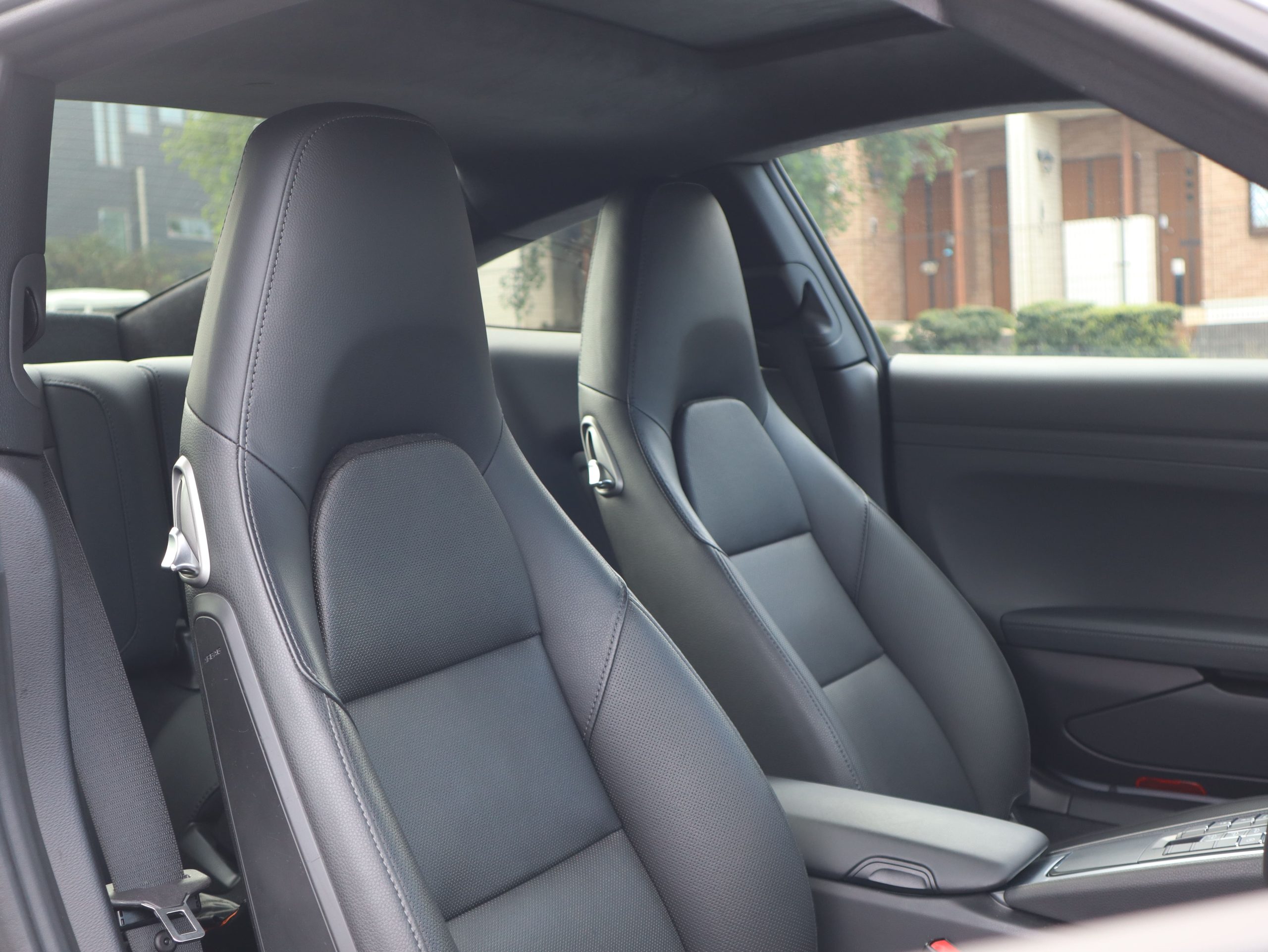 ポルシェ911カレラ（Type991.1）7MT<br>スポーツクロノパッケージ<br>電動サンルーフシステム<br>シートベンチレーション<br>PASMスポーツサスペンション<br>サテンプラチナ塗装20インチ